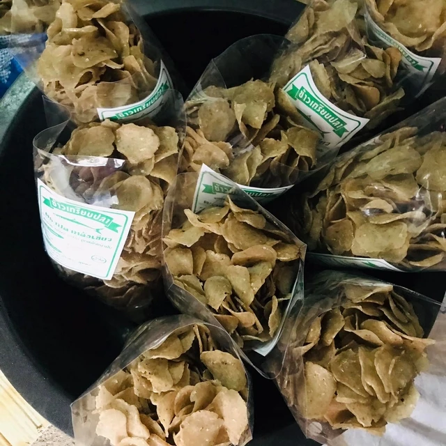 Fried raw fish crackers before eating Delicious taste popular in Thailand Use high quality bags. Weight 500g Cheap price