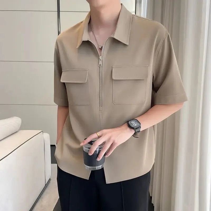 2024 Летняя мода дизайн с боковой молнией Мужская брендовая Новая Тонкий флип воротник коротким рукавом для мужчин