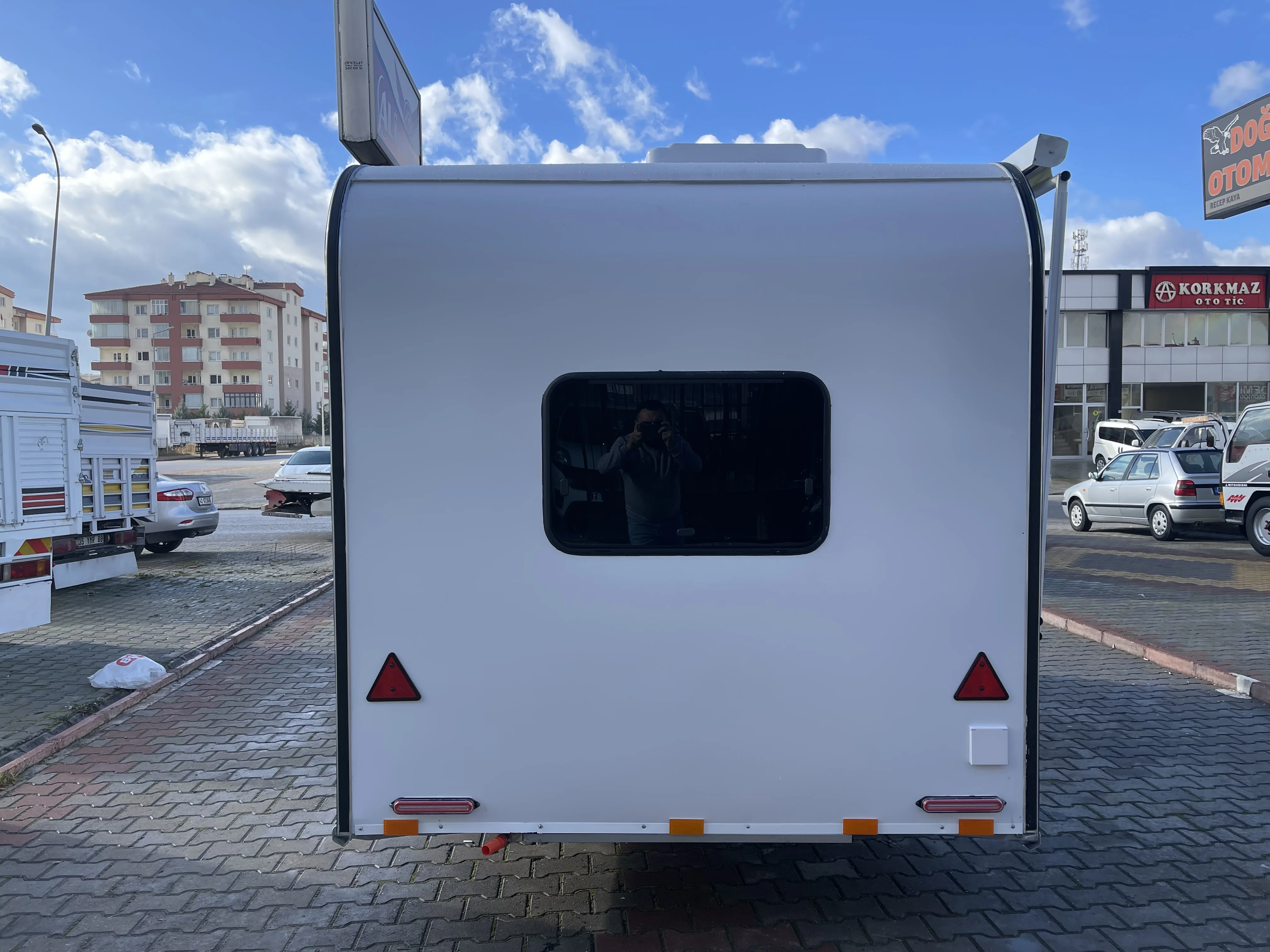 HUNTMENT All-Weather Motorhomes Comfortable RV for Family Off-Road Adventures Reliable Camper Trailer Beach Exploration Camping