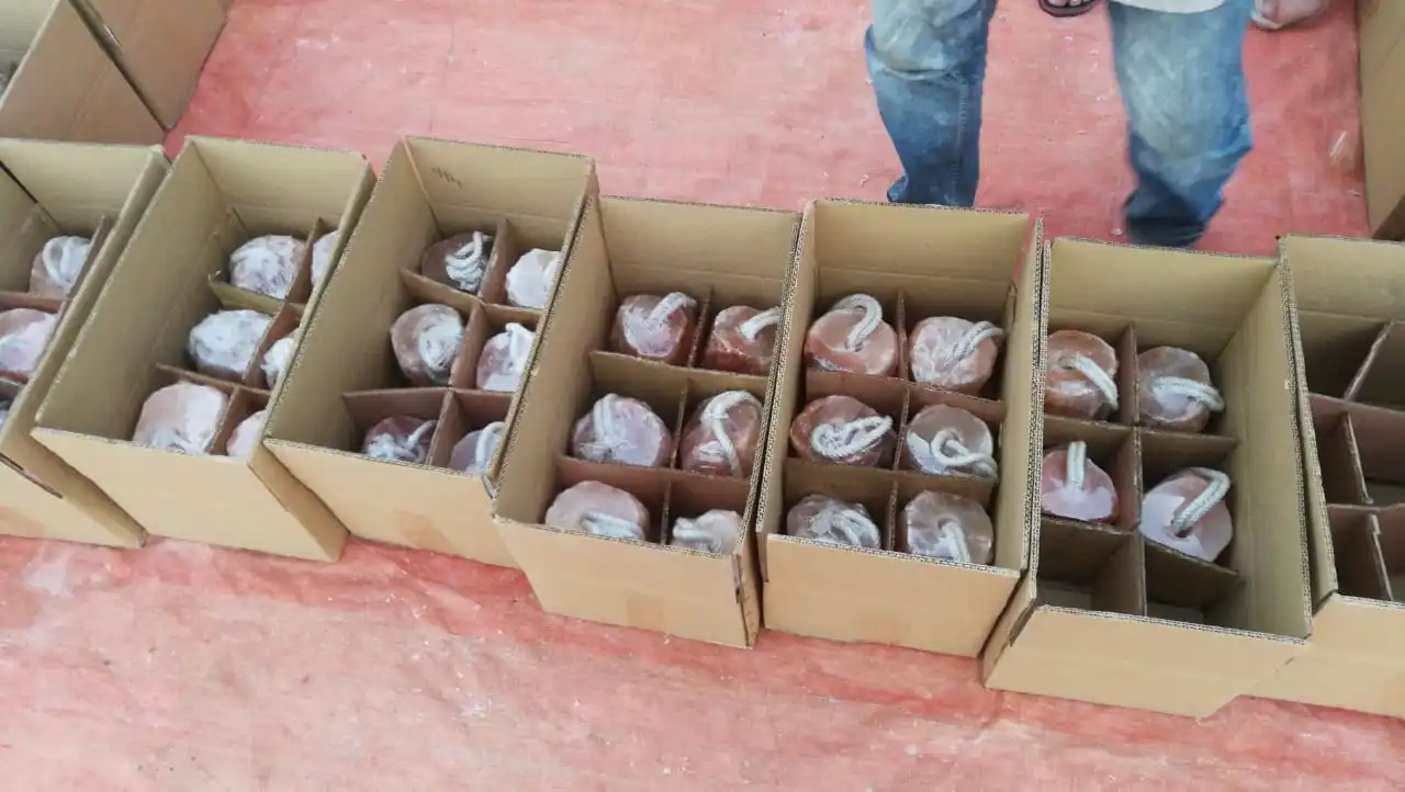 wholesale Animal Licking Himalayan Pink Sal Natural Pure Salt Block on Rope for Horses   Cattle Rabbits Himalayan edible salt