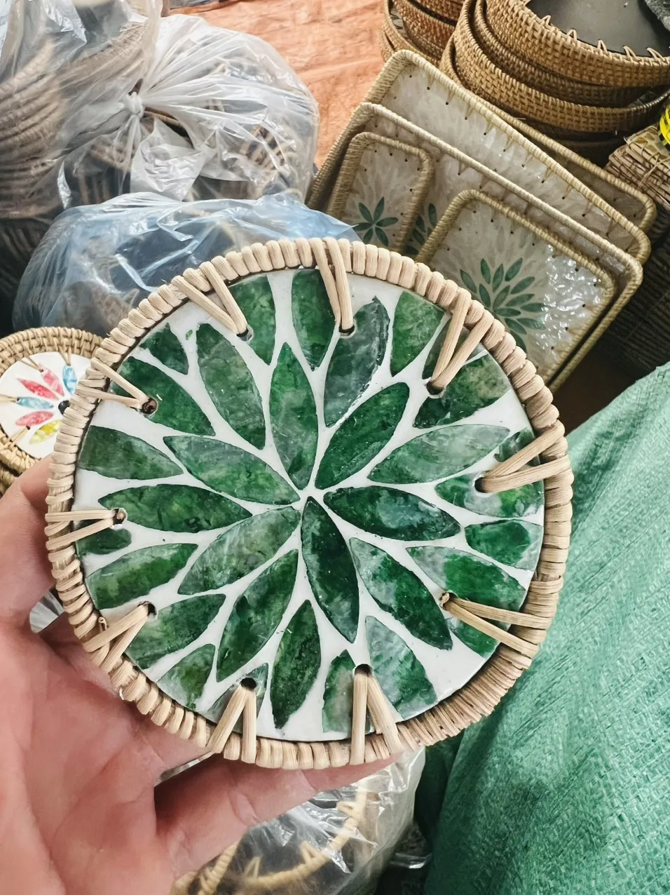 Высококачественные Тканые вручную подставки из бамбука и ротанга классический вьетнамский дизайн с перламутровой инкрустацией Экологически чистая тарелка