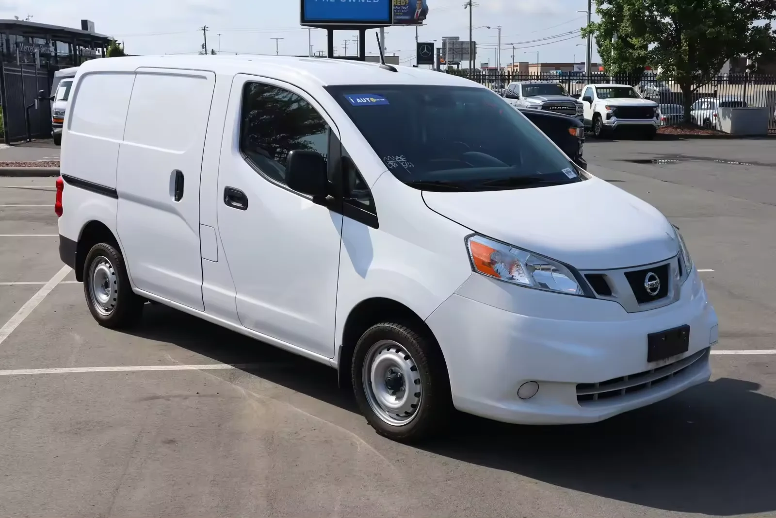 Довольно используемый 2020 Nissan NV200 Compact Cargo S