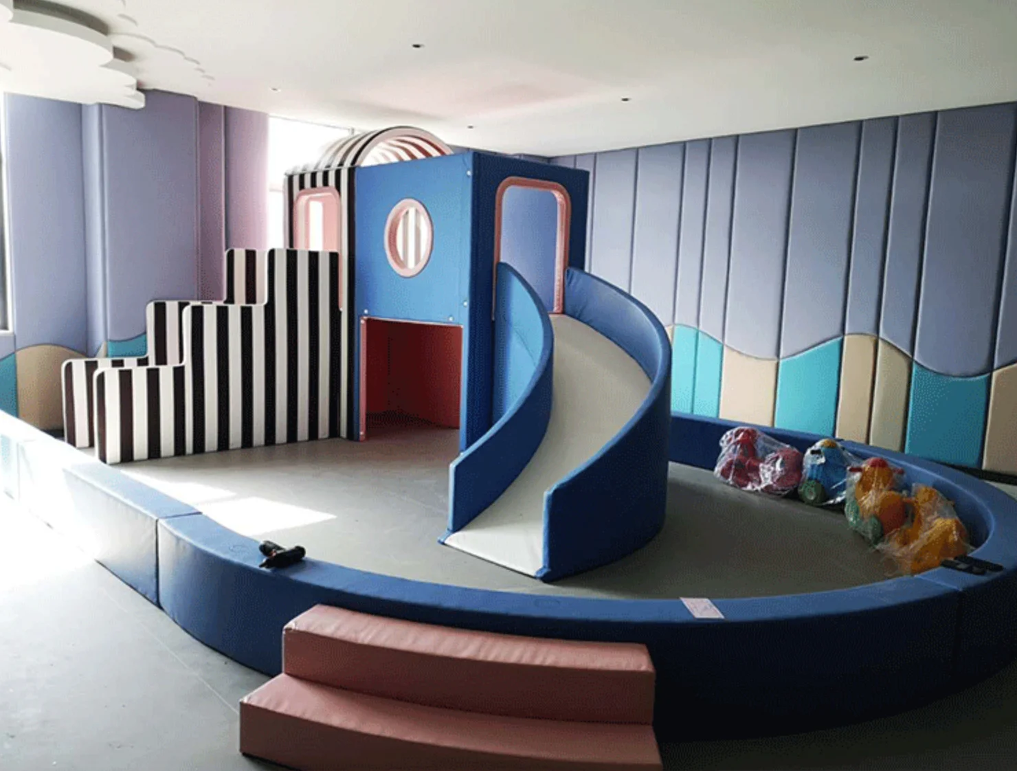 High Quality Indoor Wooden Playhouses with Ball Pit for Nursery Playrooms Or Indoor Play Centres in Shopping Malls Restaurants