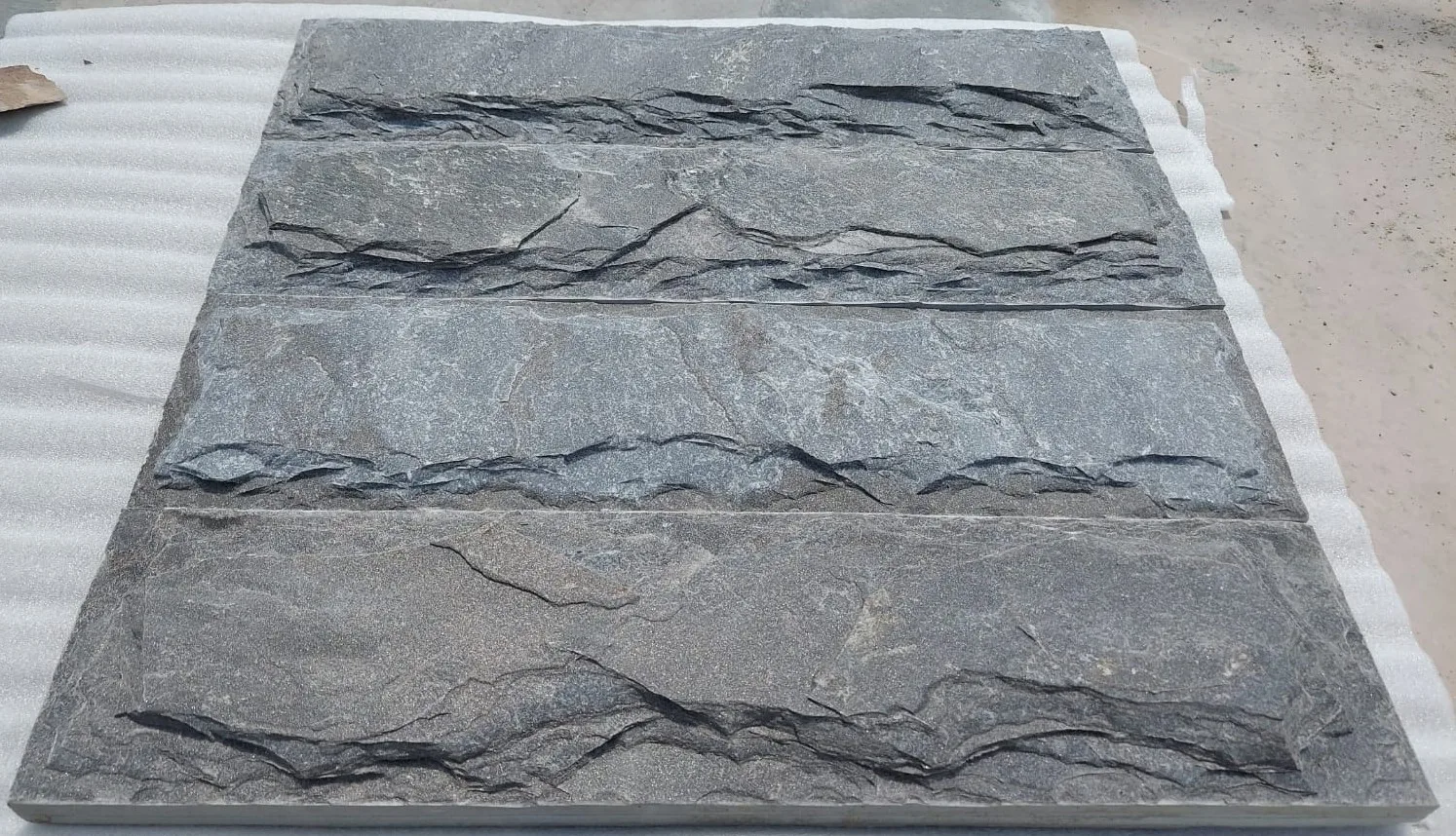 Indian Monsoon Black Sandstone Outdoor Exterior Rockface Natural Split Decorative Facade Stone Wall Cladding Mushroom Finish
