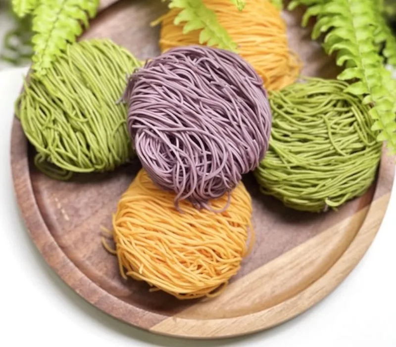 Красочная овощная лапша подходит для приготовления множества различных блюд по конкурентоспособной цене