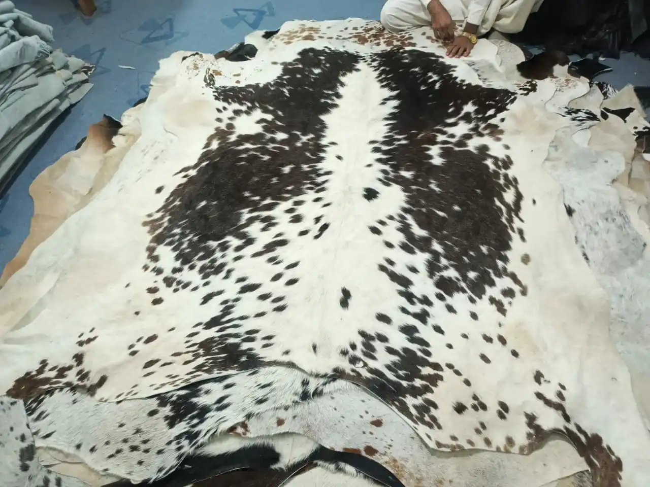 Wholesale 100% Genuine Cow Hair Leather Custom Design Solid Color for Shoes Belts Sofa Furniture & Accessories