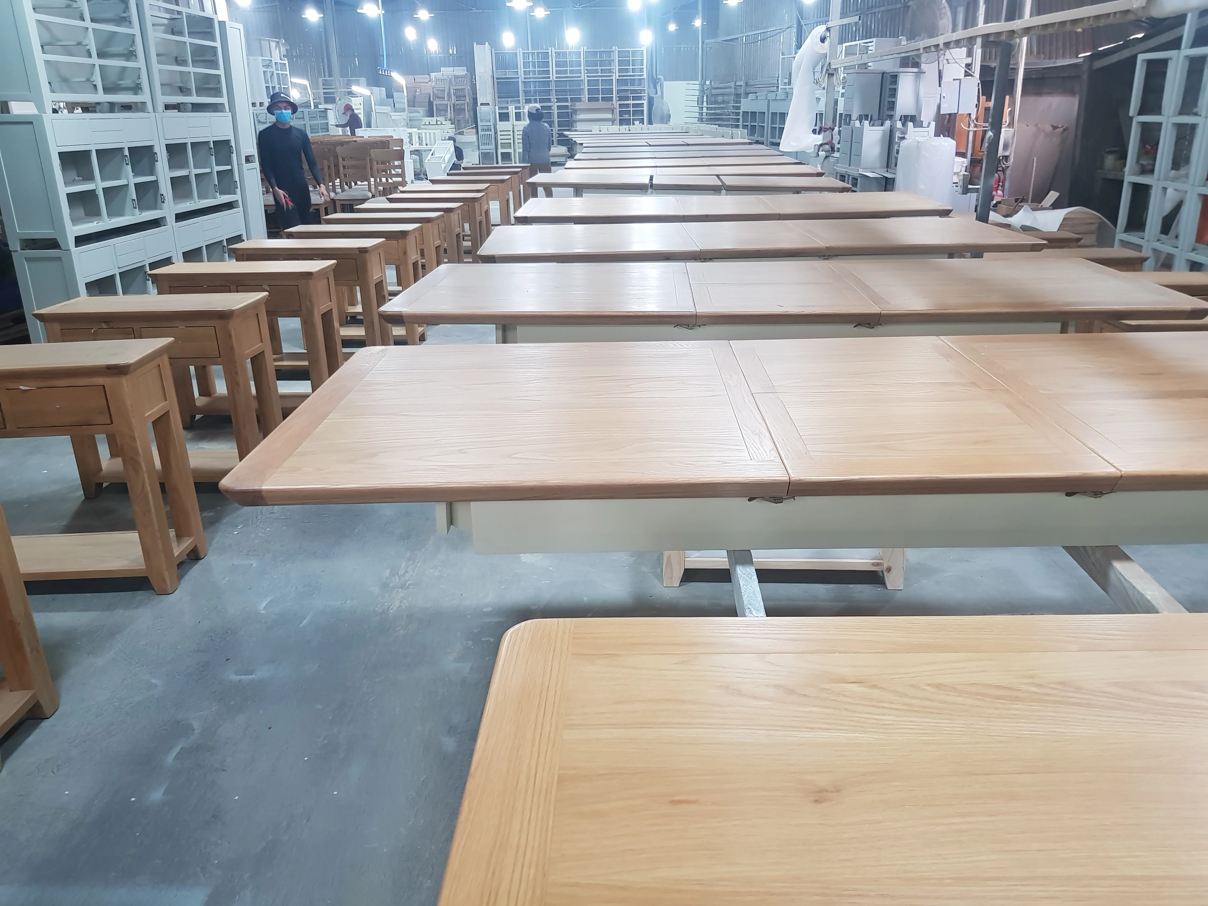 BUTTERFLY EXTENDING OVAL DINING TABLE