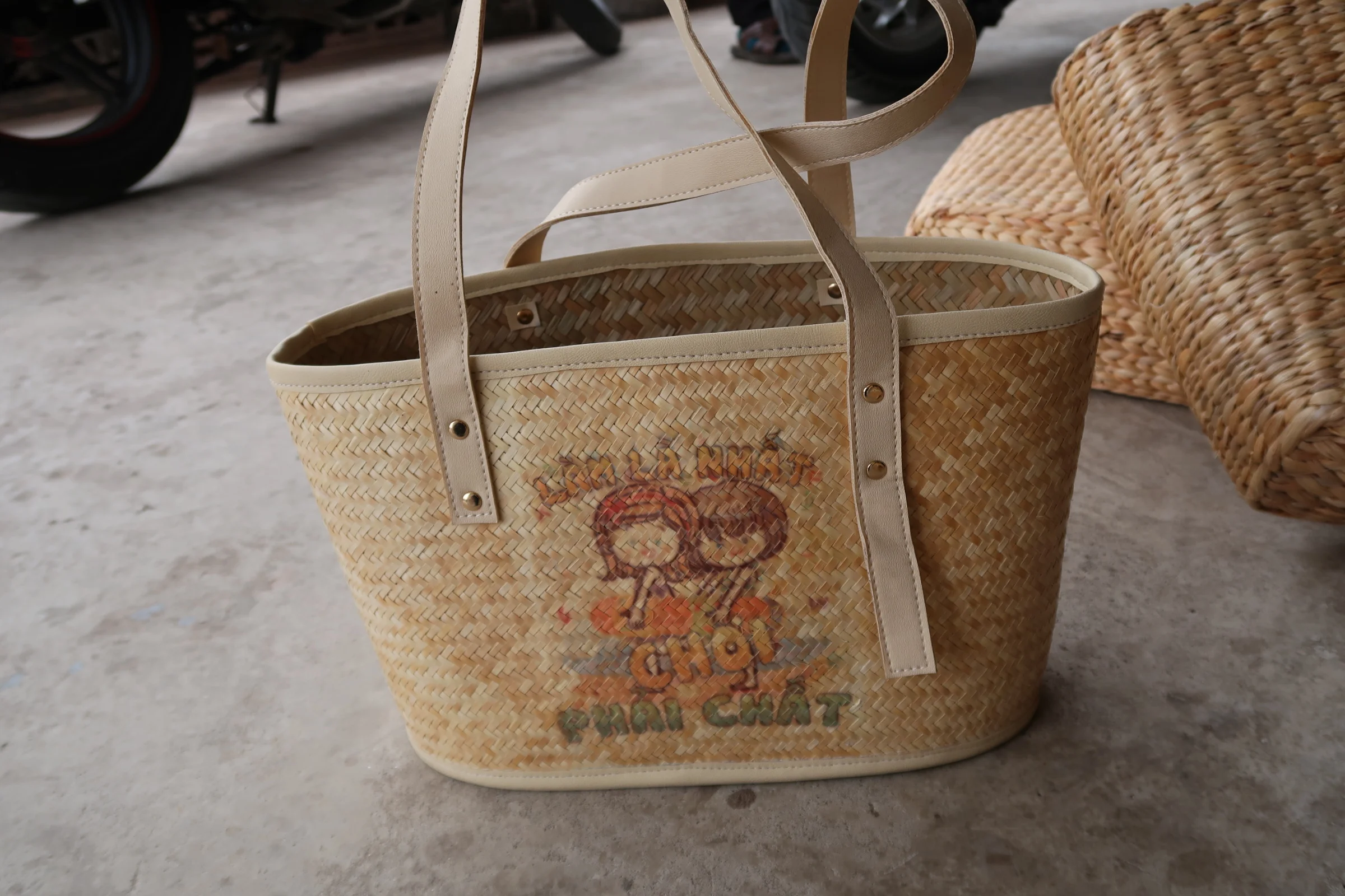 Hot Trend in 2023 Best Wholesale Price Natural Handwoven Round Rattan Bag Shoulder Leather Straps Natural made in Vietnam