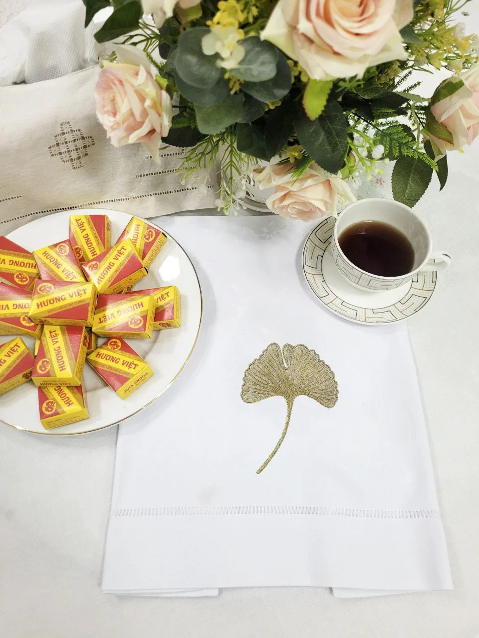 High Quality White Cotton Hemstitch Tea Napkin Embroidered with Gold Ginkgo Leaf Guest Towel Design for Home Sports Weddings