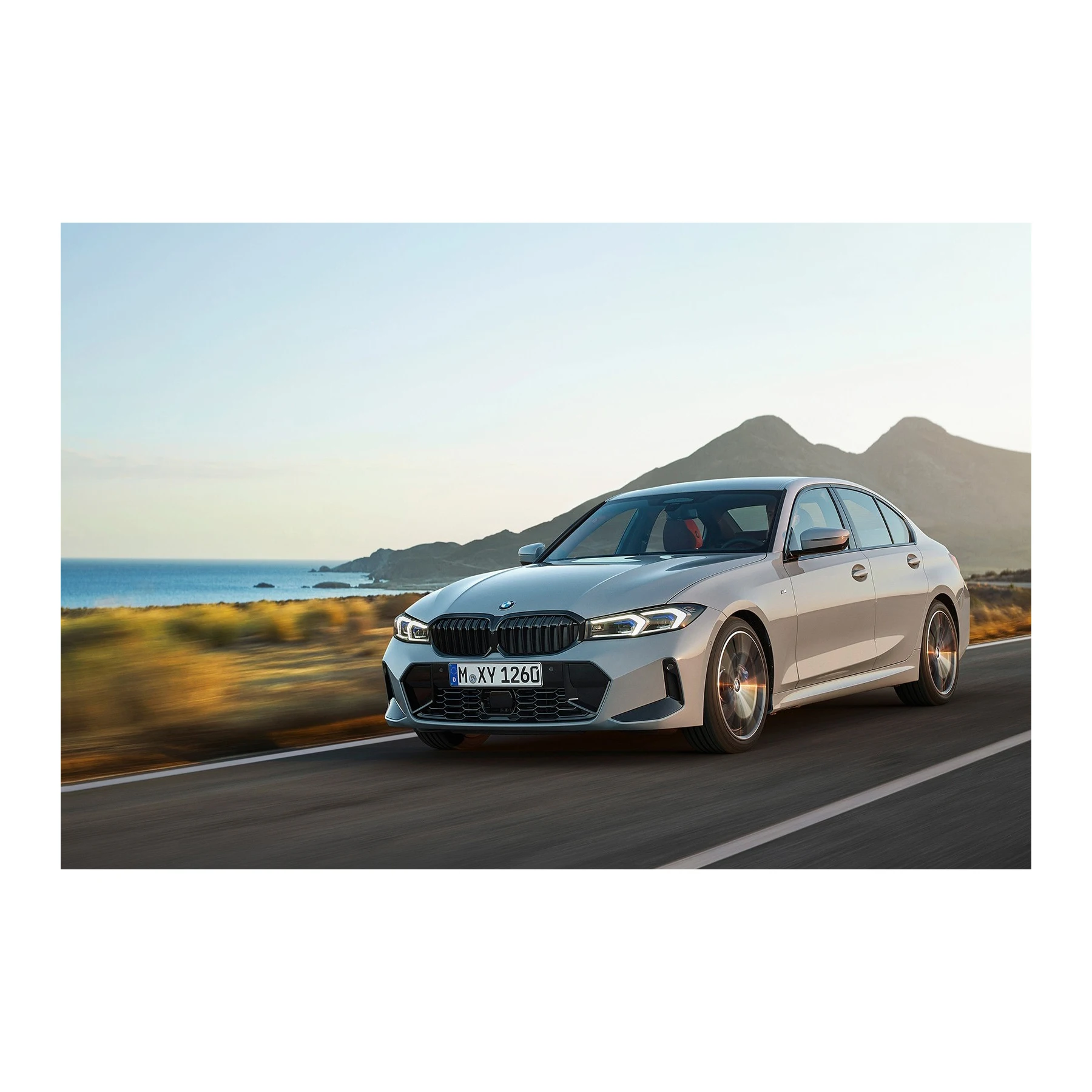 Высокопроизводительный автомобиль BMW 3 серии M3 с мощным двигателем и спортивным дизайном