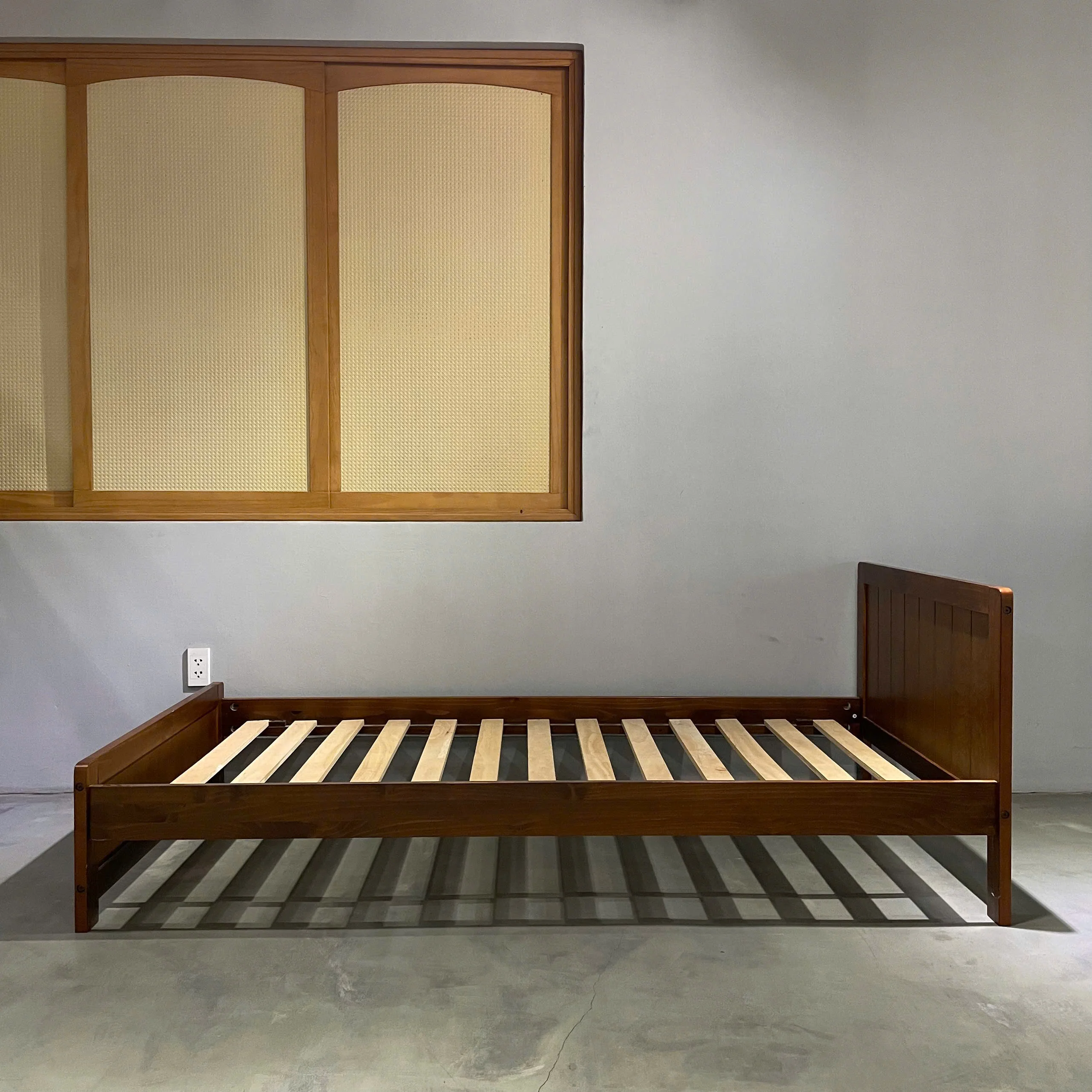 Single bed with minimalism style have white color and espresso color, customize follow customer requirement.