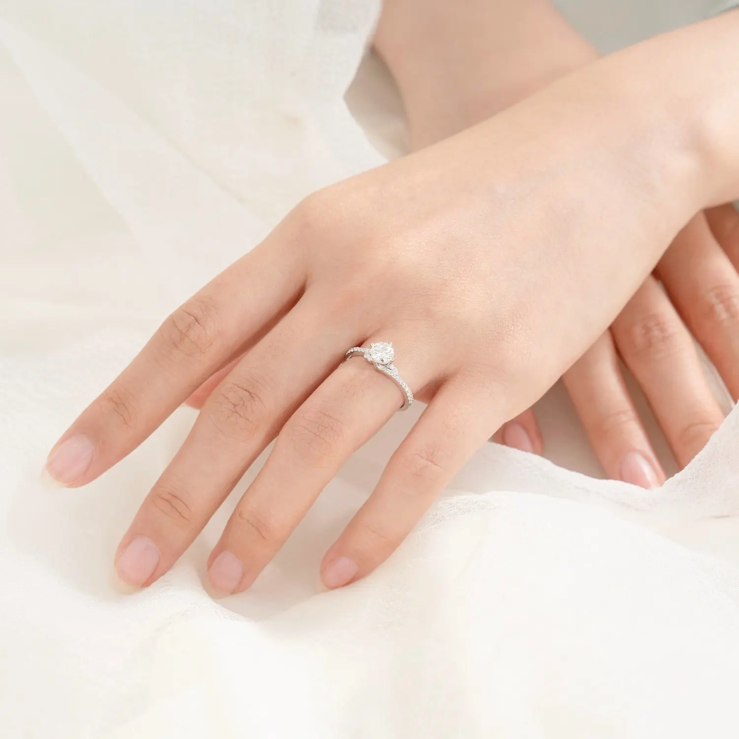 10K 14K 18K White Gold 5.0mm Moissanite Diamond Ring 4 Prongs Setting Stone Engagement Ring Real Gold Ring Made in Vietnam