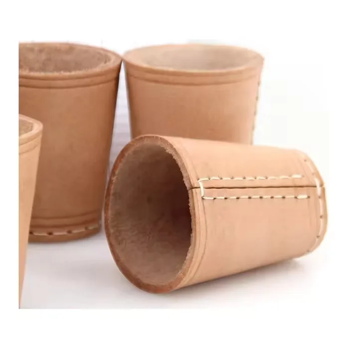 Factory Wholesale Dice Cup Customized Logo Leather Shaker Cup with Poker Dices Plastic Custom Leather Dice Cup Set