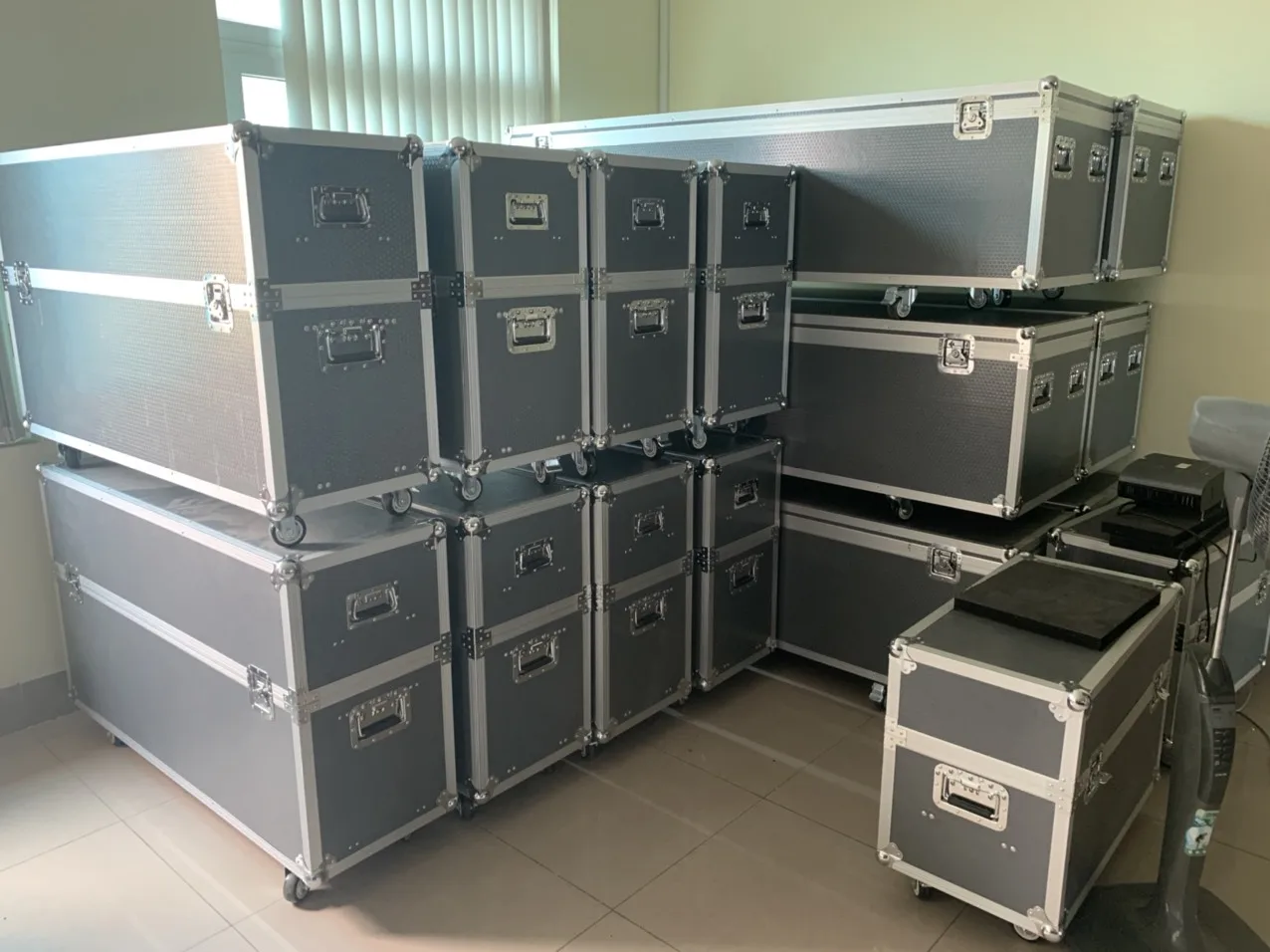 Vietnam Factory OEM Aluminum case Customize muti usage Gun case Carry case Shock-protection  Pre-cut Foam