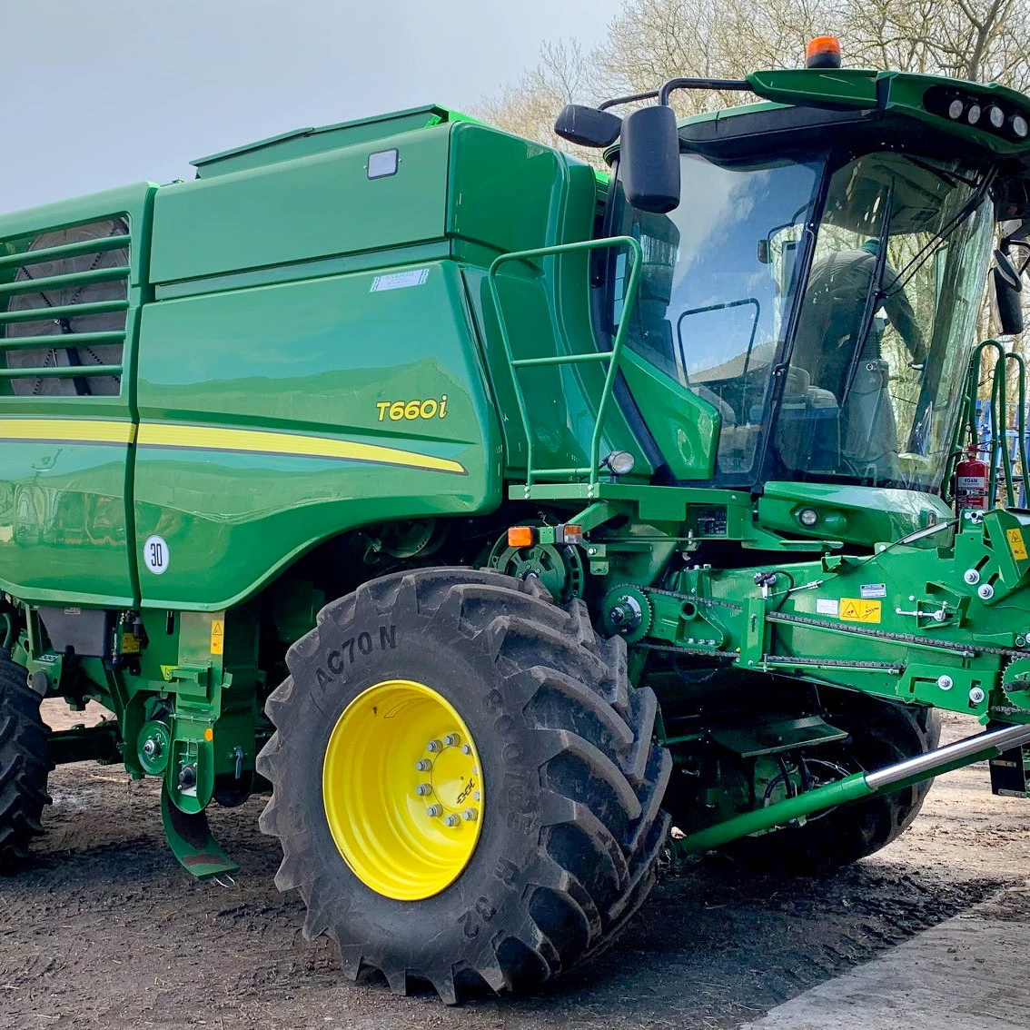 Quality Heavy Duty Harvester 425 Mini Combine Harvester Grain Tank Capacity 600 Size for sale