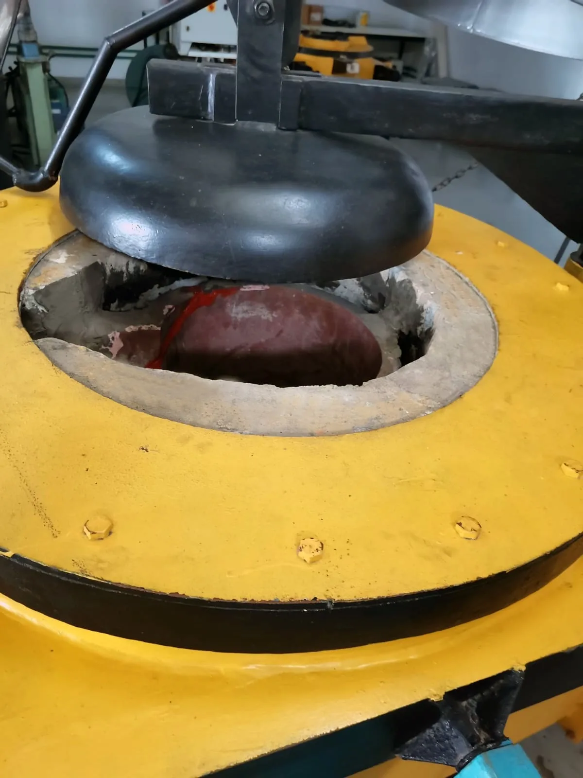 Crucible Furnace Used for Melting Aluminum Alloys 500 Kgs Capacity Hydraulic Tilting with High Efficiency Gas Burners