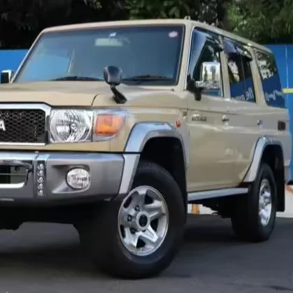 Совершенно использованные Toyotas Land Cruiser 70 VDJ78L с жестким верхом 7-местные автомобили без аварийности и гарантии.