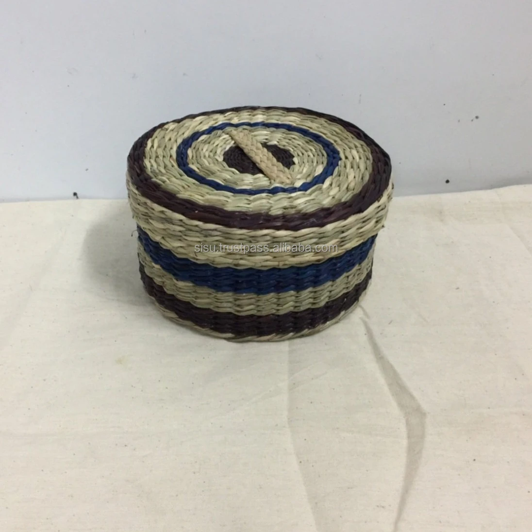 Seagrass Basket with Lid/ Patterned Handwoven Basket with Lid Seagrass Basket Storage 100% Natural material from Viet Nam