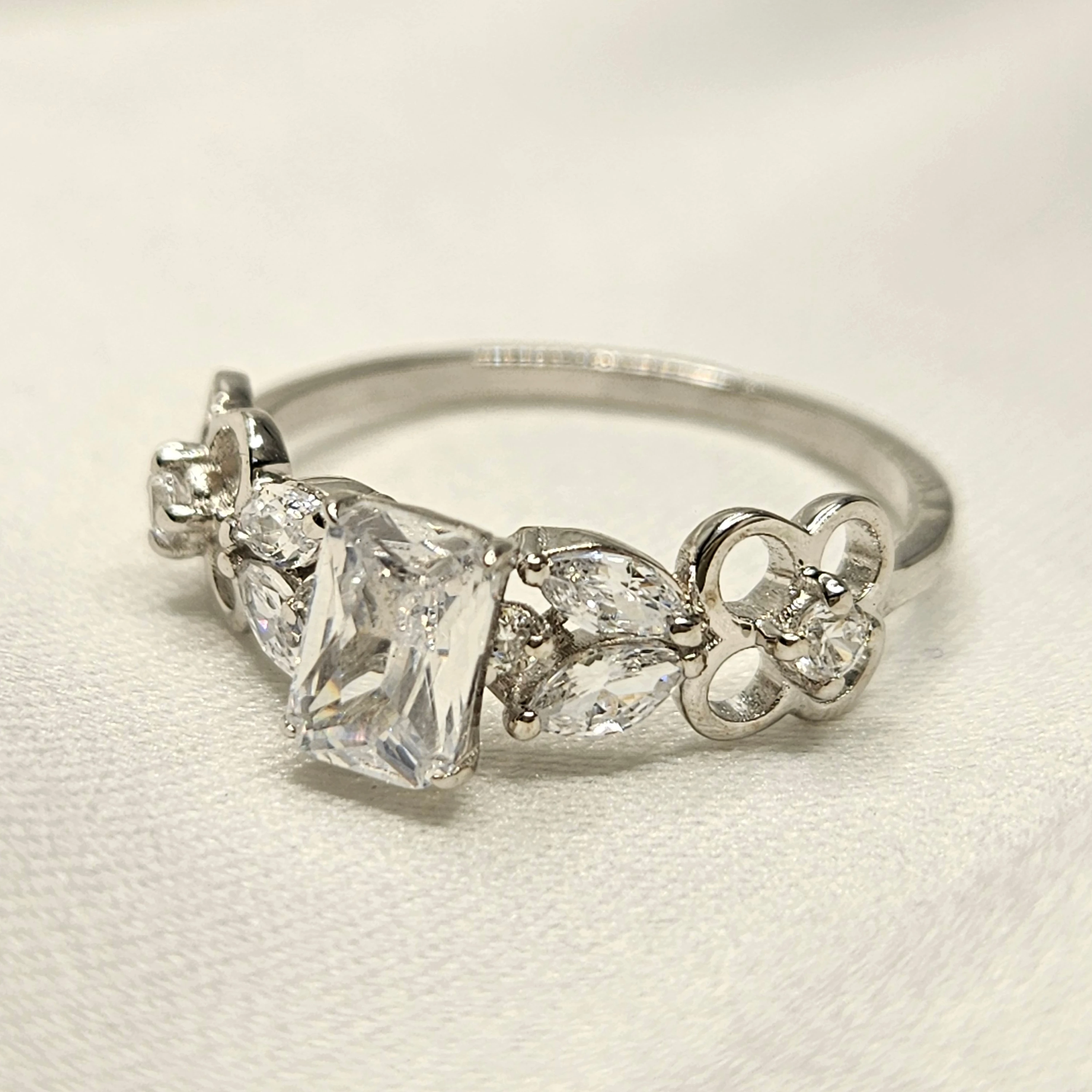 VVS Clarity Round Cut Shape Moissanite Halo Engagement Ring High Quality Wholesale Rings jewelry Eternity Ladies Wedding Rings