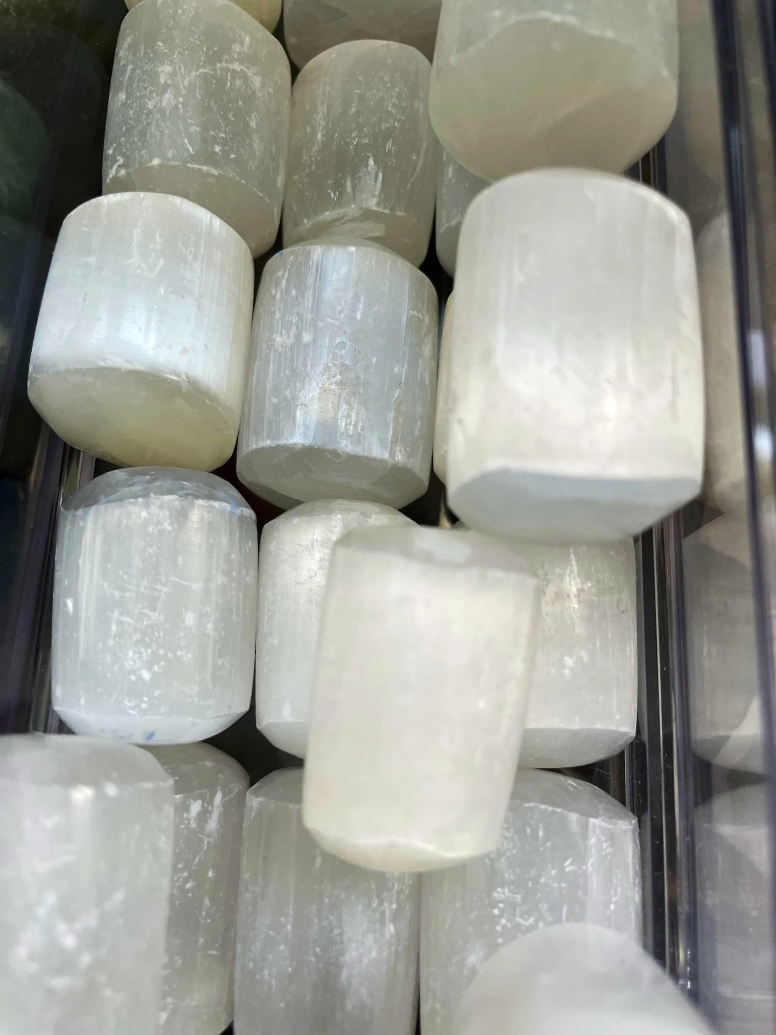 Wholesale High Quality Selenite Tumbled Stone Handmade Healing Crystal Tumble Stone Gemstone Agate Feng Shui Carved