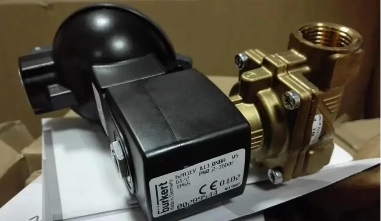 Соленоидный клапан Burkert 0124 0330 типа 178896 00227538 с поворотным 00066032 00019078