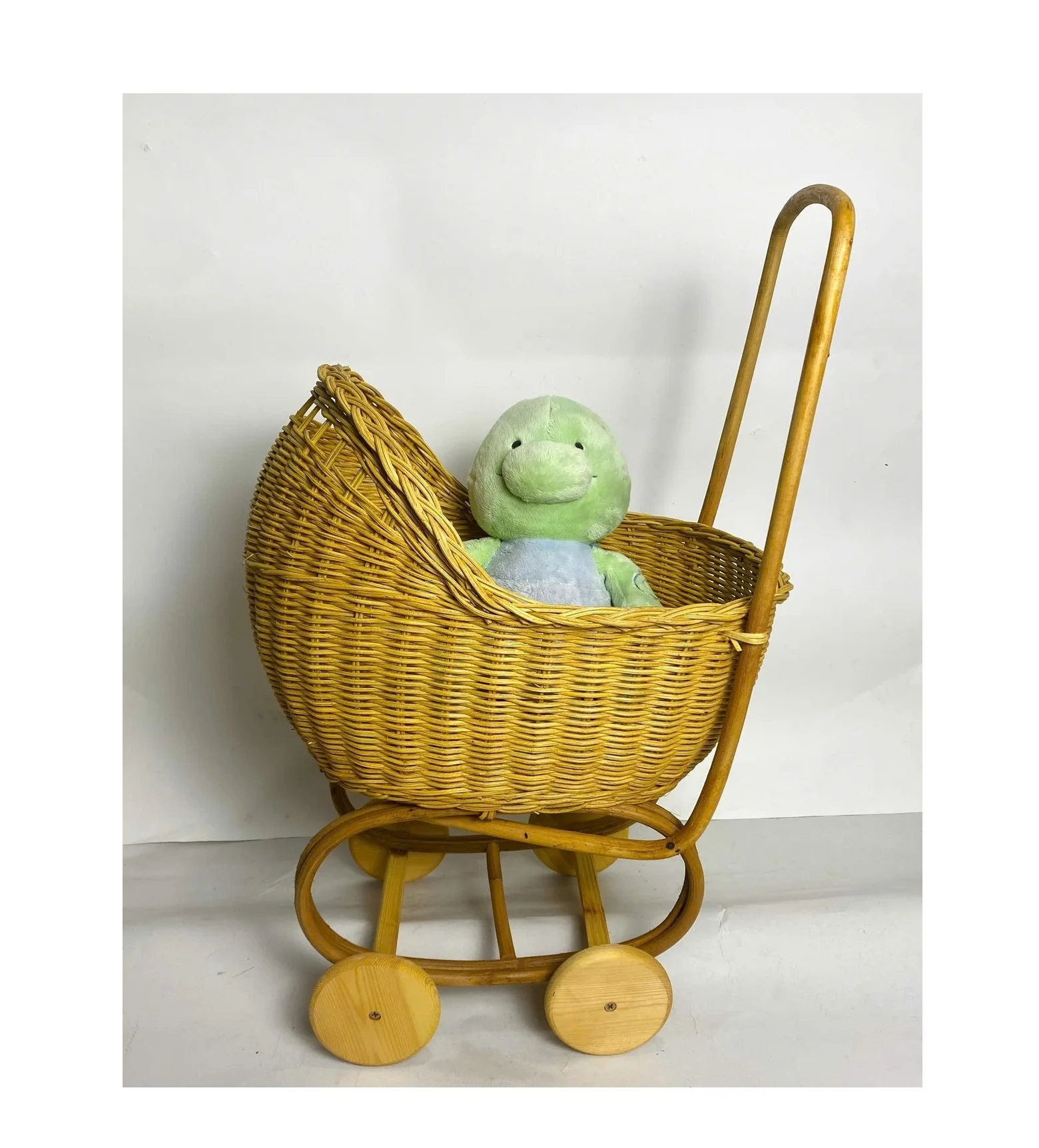 Плетеная детская коляска из ротанга