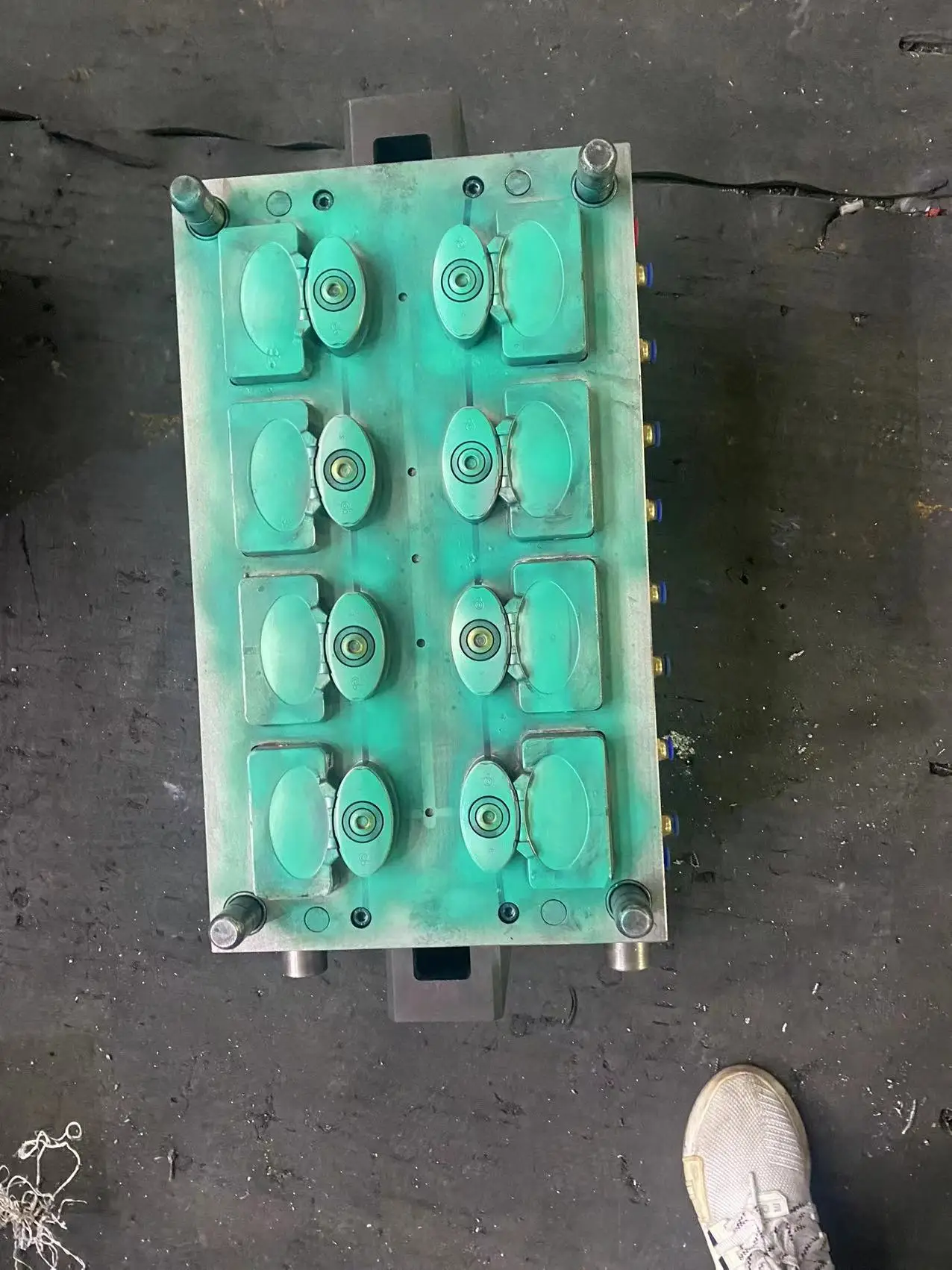 2022 New Screw Cap Bottle Mold Hot Runner Flip Top Shampoo Cap Mould