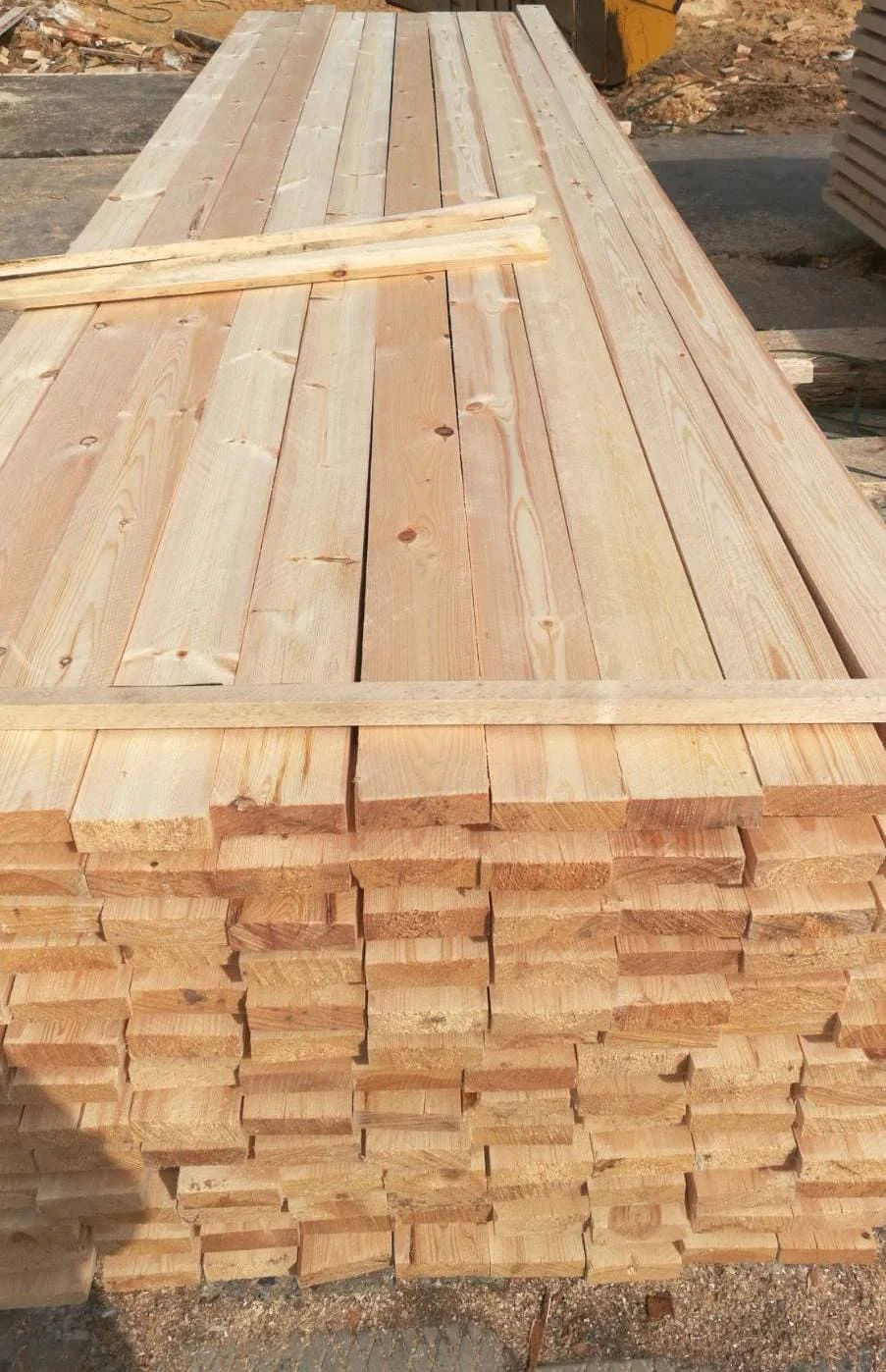Wholesale Pine Edged Wooden Board Timber Lumber Solid Board Wooden Planks Industrial Wood For Construction