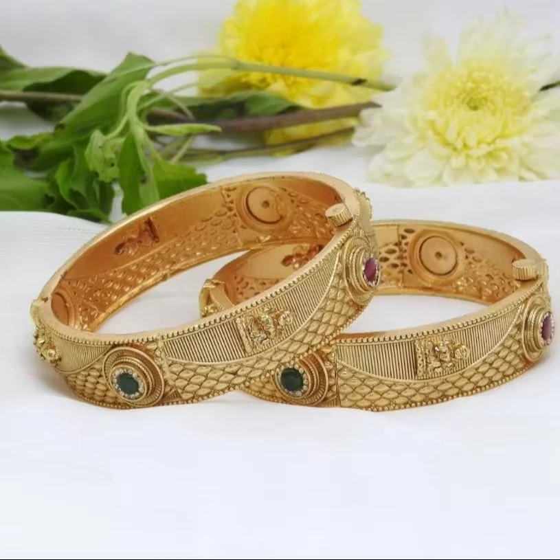 INDIAN BRASS JEWELLERY TRADITIONAL AND FASHIONABLE ANTIQUE COPPER GOLD PLATED BANGLES AND WOMEN WEDDING BANGLES WOMEN AND GIRLS