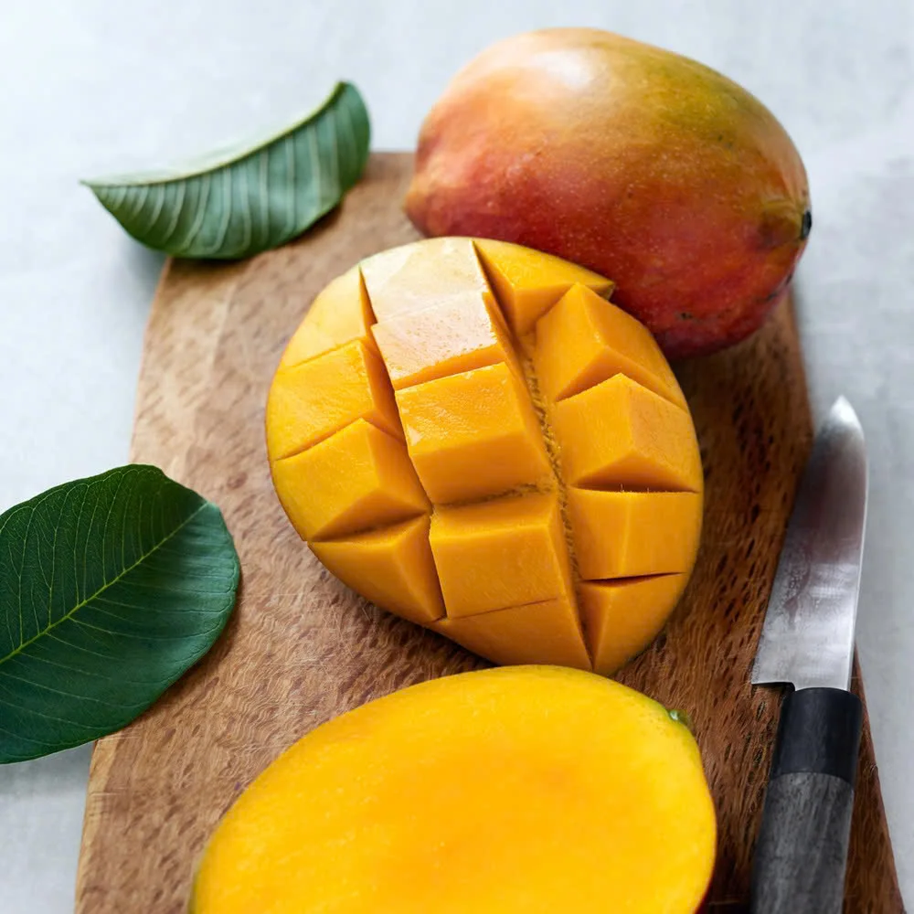 RIPE AND FLAVORFUL FRESH MANGO / NATURAL GOODNESS / AFFORDABLE CHOICE / MADE IN VIETNAM