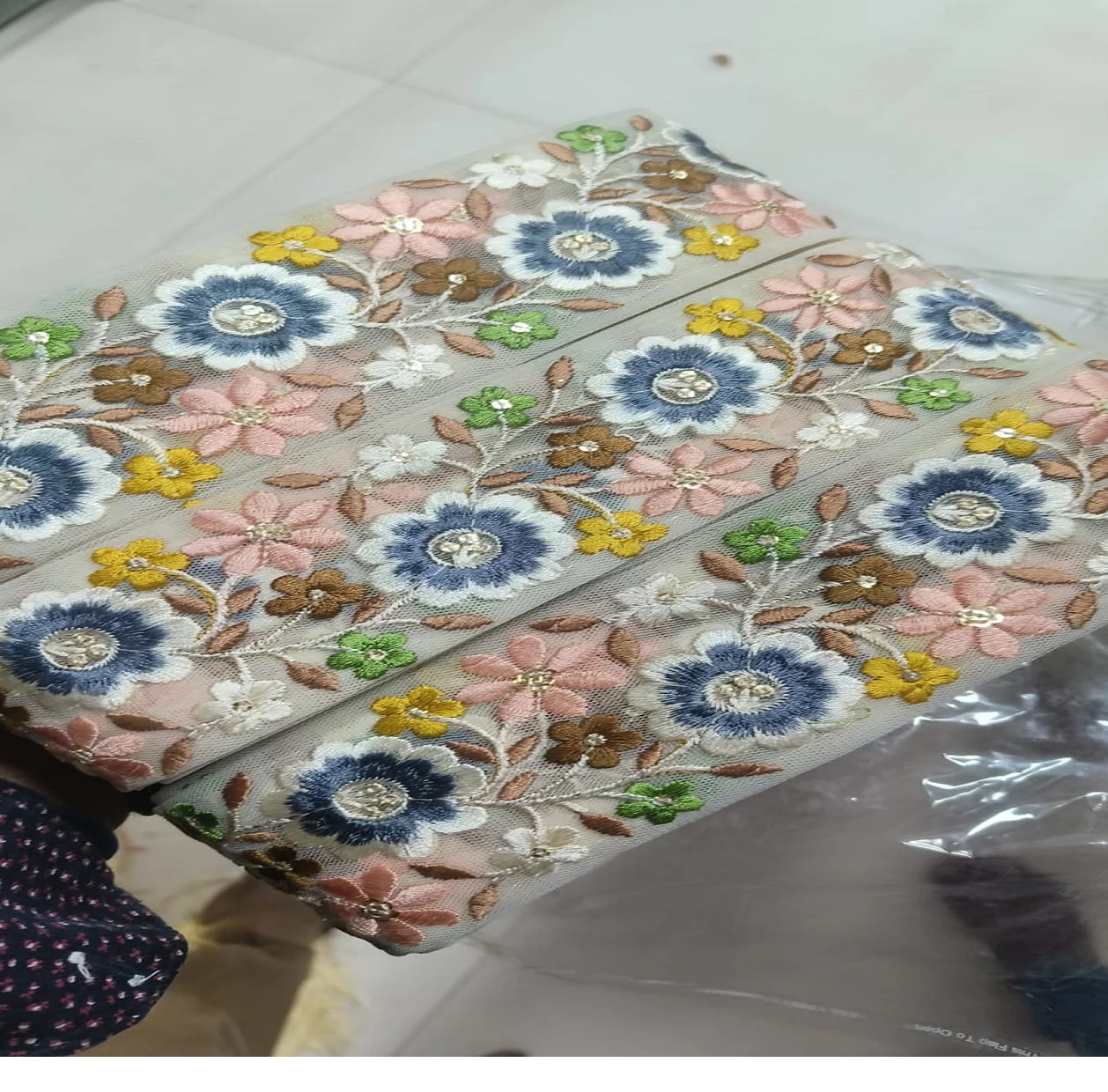 Изготовленный на заказ белой Сетчатой ткани с цветочной вышивкой в нескольких цветах цветочном дизайне шириной 1 75 дюймов для перепродажи.