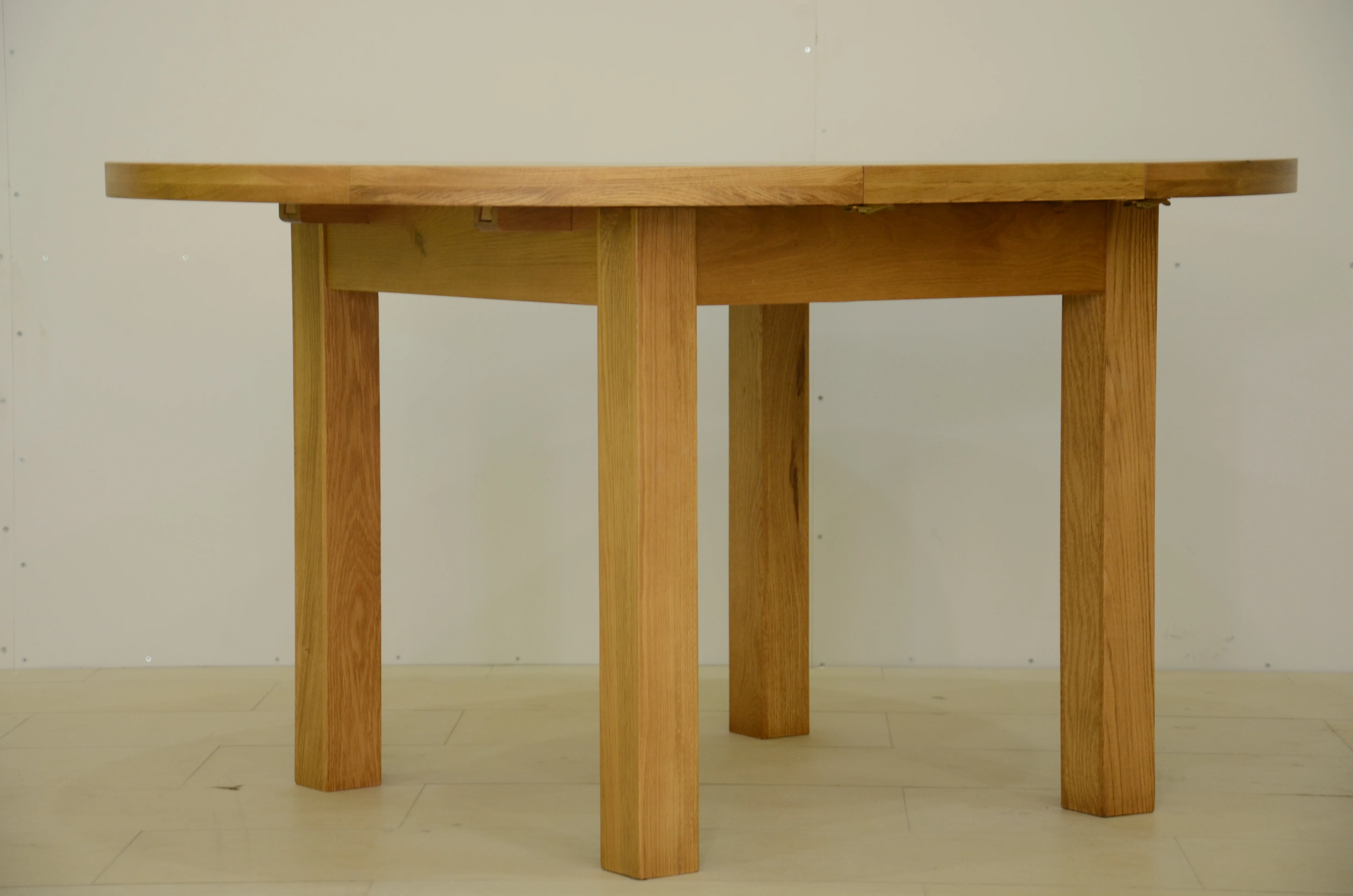 BUTTERFLY EXTENDING ROUND DINING TABLE