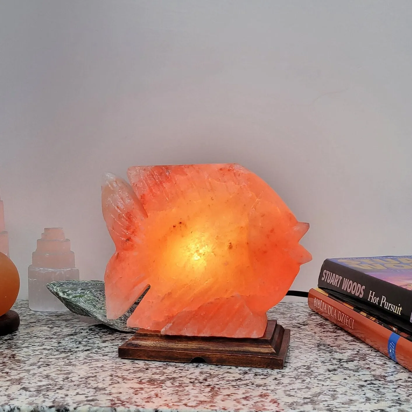 Handcarved Fish Shape Pink Crystal Salt Stone Decorative Lamp Himalayan Rock Salt Lamp Crystal Carved Rock Salt Lamp For Gifts
