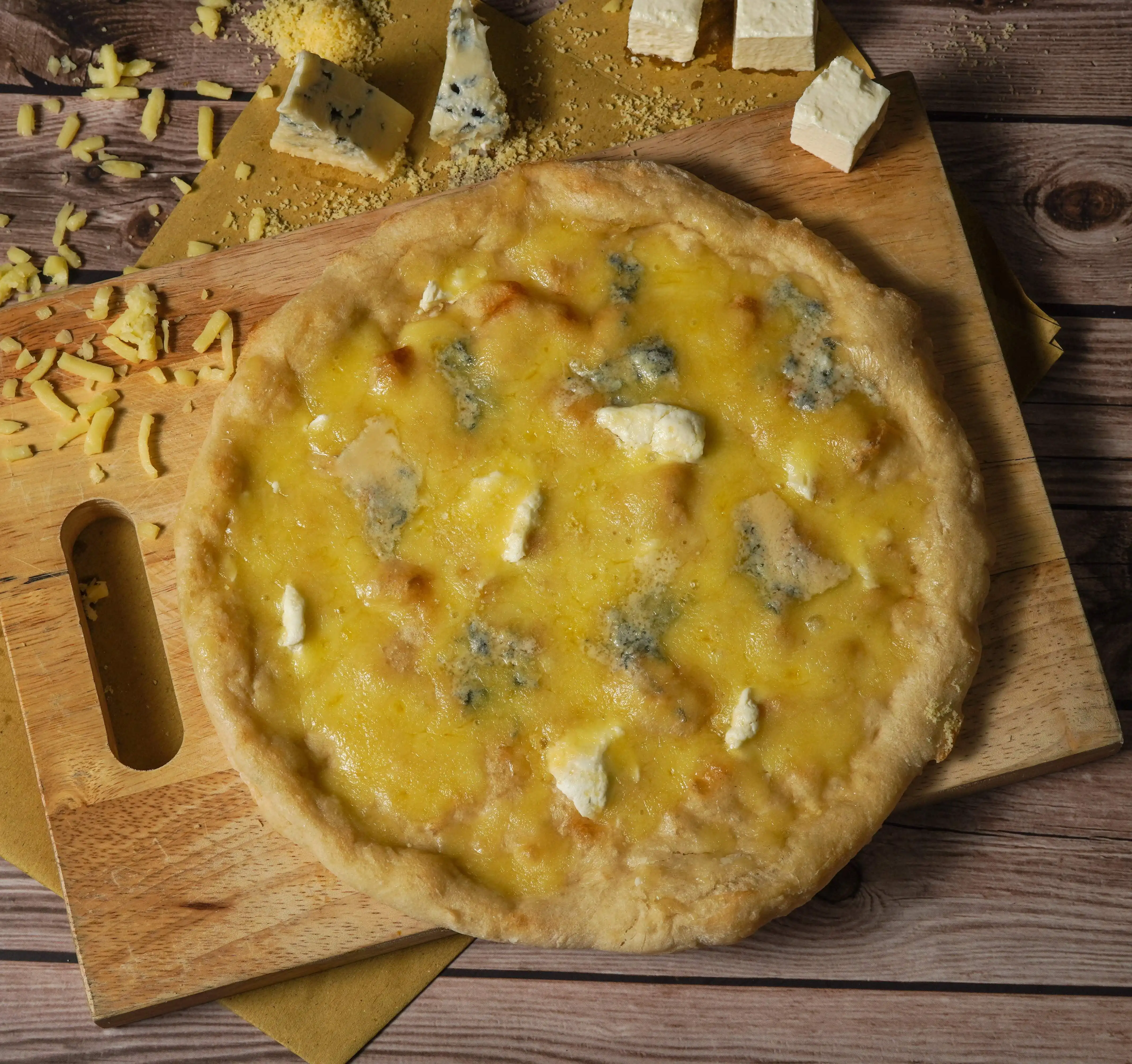 Кремовое основное блюдо со вкусом замороженной пиццы Quattro formкомфорт 9 'запеченная пушистая и жевательная текстура, Произведено во Вьетнаме