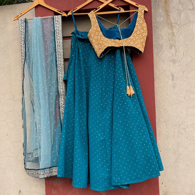 Дизайн Lehenga Choli с классическим индийским оттенком традиции