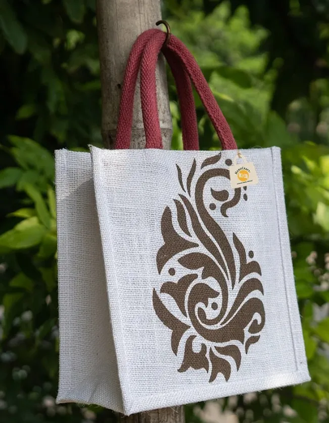 Jute burlap bags from India, perfect for everyday shopping and groceries, made entirely from natural fibers of Indian origin.