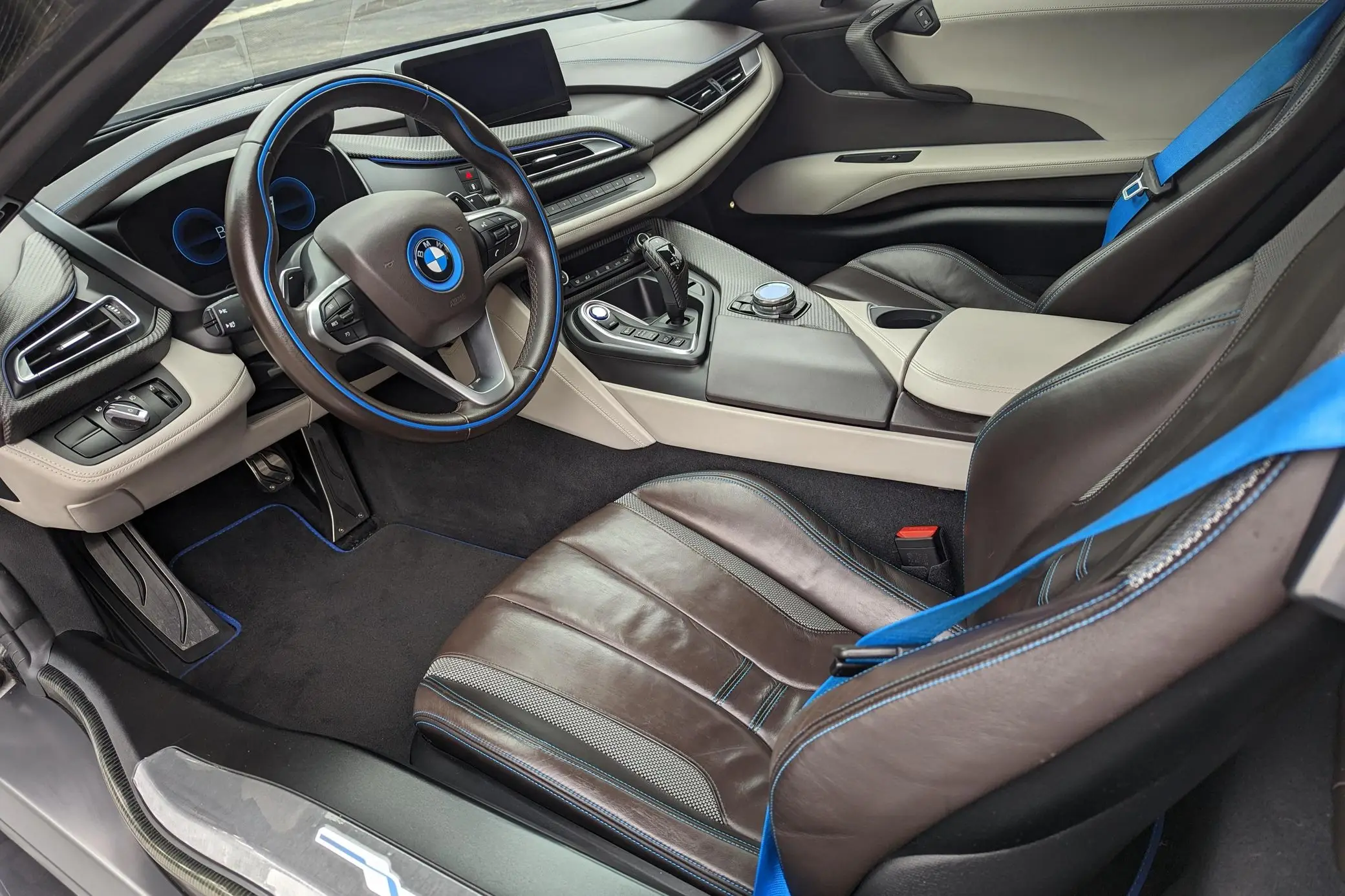 USED  2015 B-M-W i8 357 Horsepower AWD Tera World Package Western-Owned 1.5L Turbocharged Hybrid I3 Engine