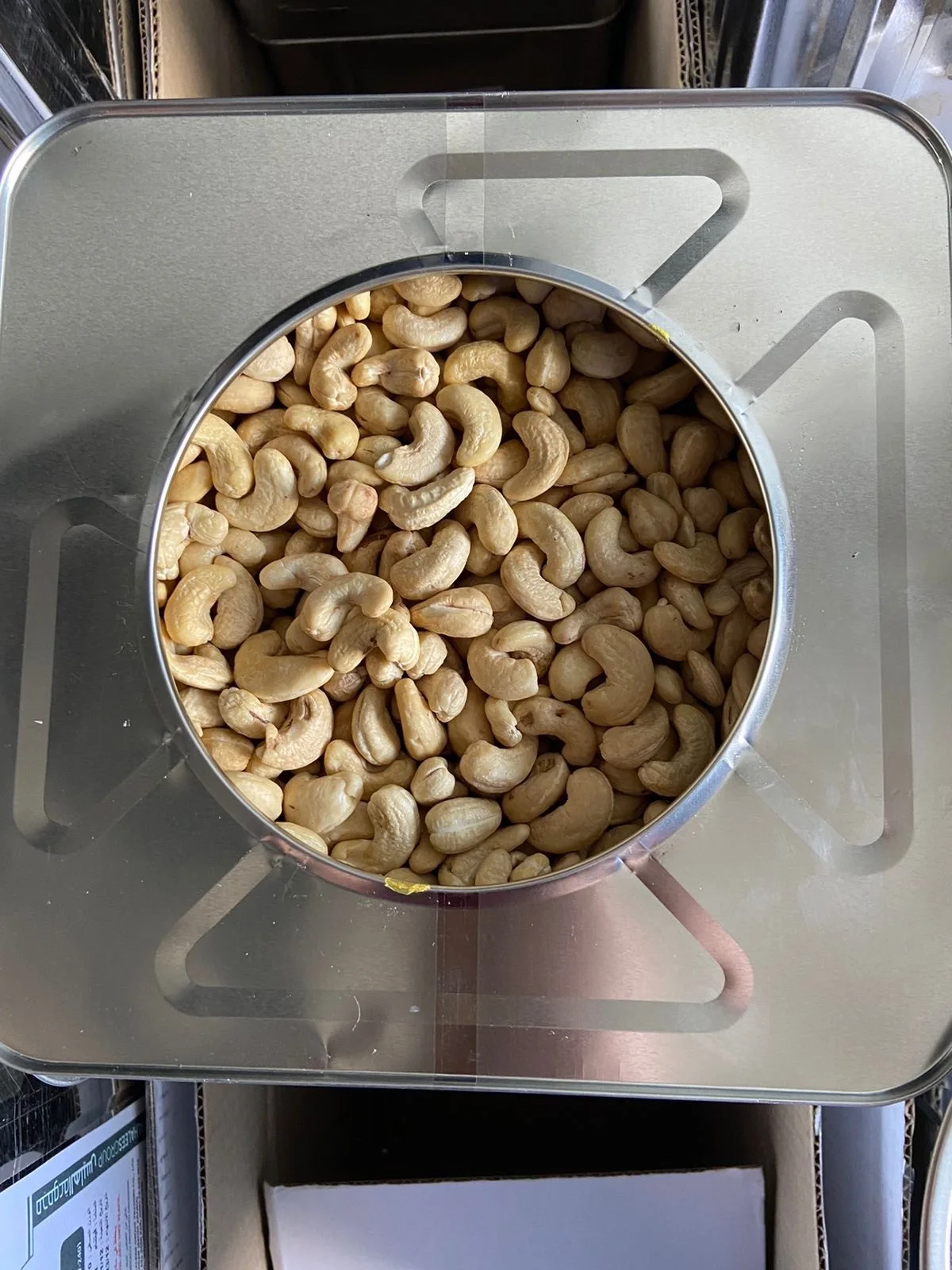 With Good Price And All Size Raw Salted Roast Cashew Nuts For Snack Made In Vietnam High Quality Raw Cashew Nuts