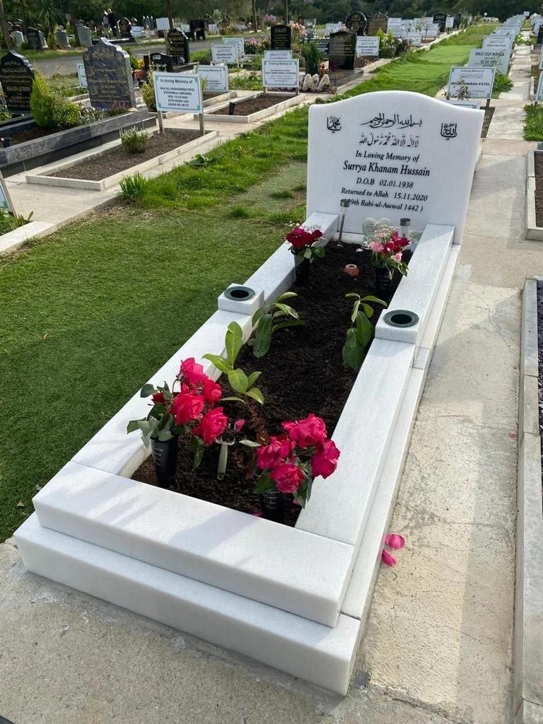 Первоклассное надгробие из белого мрамора во Вьетнаме Современная полированная плита для наружного надгробия потерянных