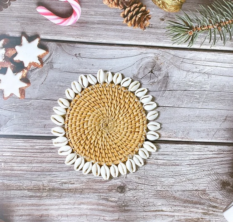 Handmade woven rattan coasters with shells, wicker coasters, natural handcrafted seagrass coasters hot sales 2024