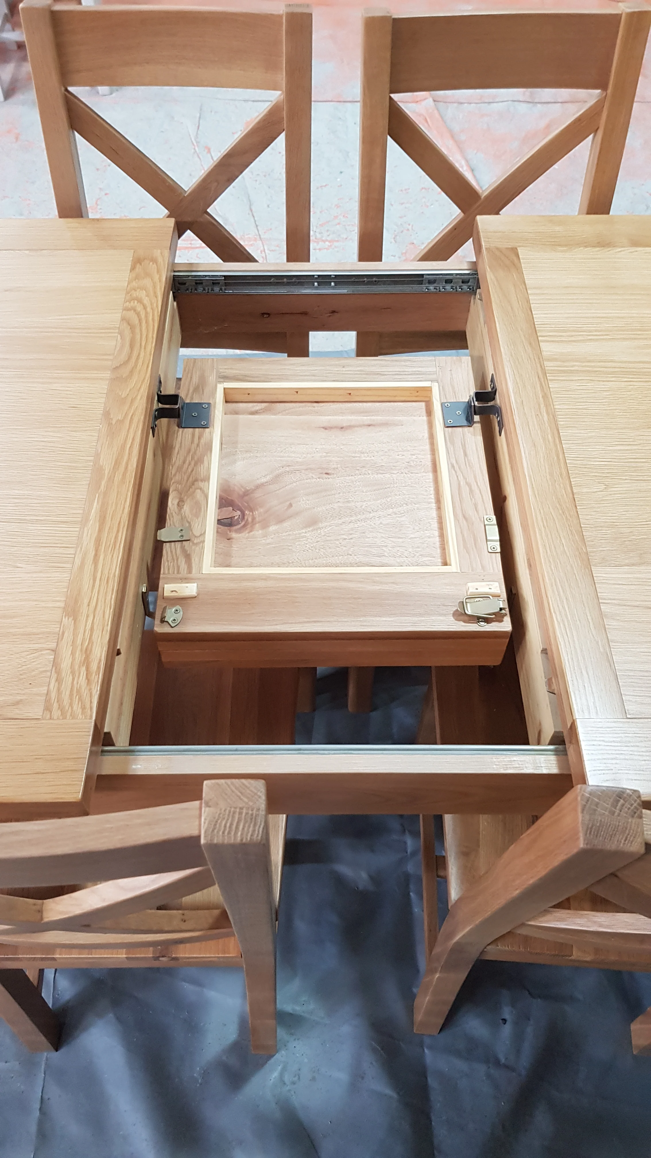 BUTTERFLY EXTENDING ROUND DINING TABLE