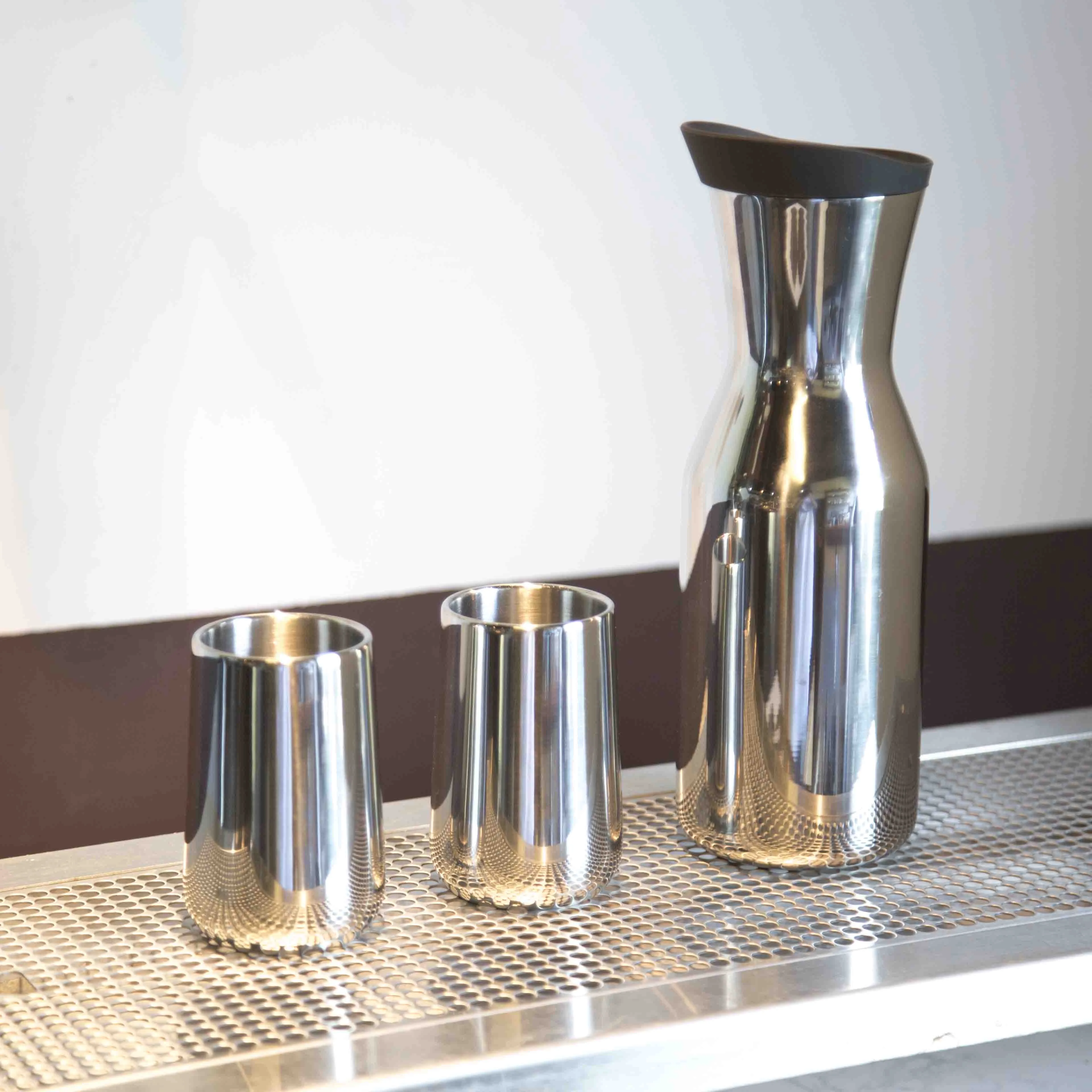 Hot Sell Luxury Modern Mimosa Pitcher Water and Coffee Beverage Carafe with Lid for Restaurants Silicone and Metal Jug