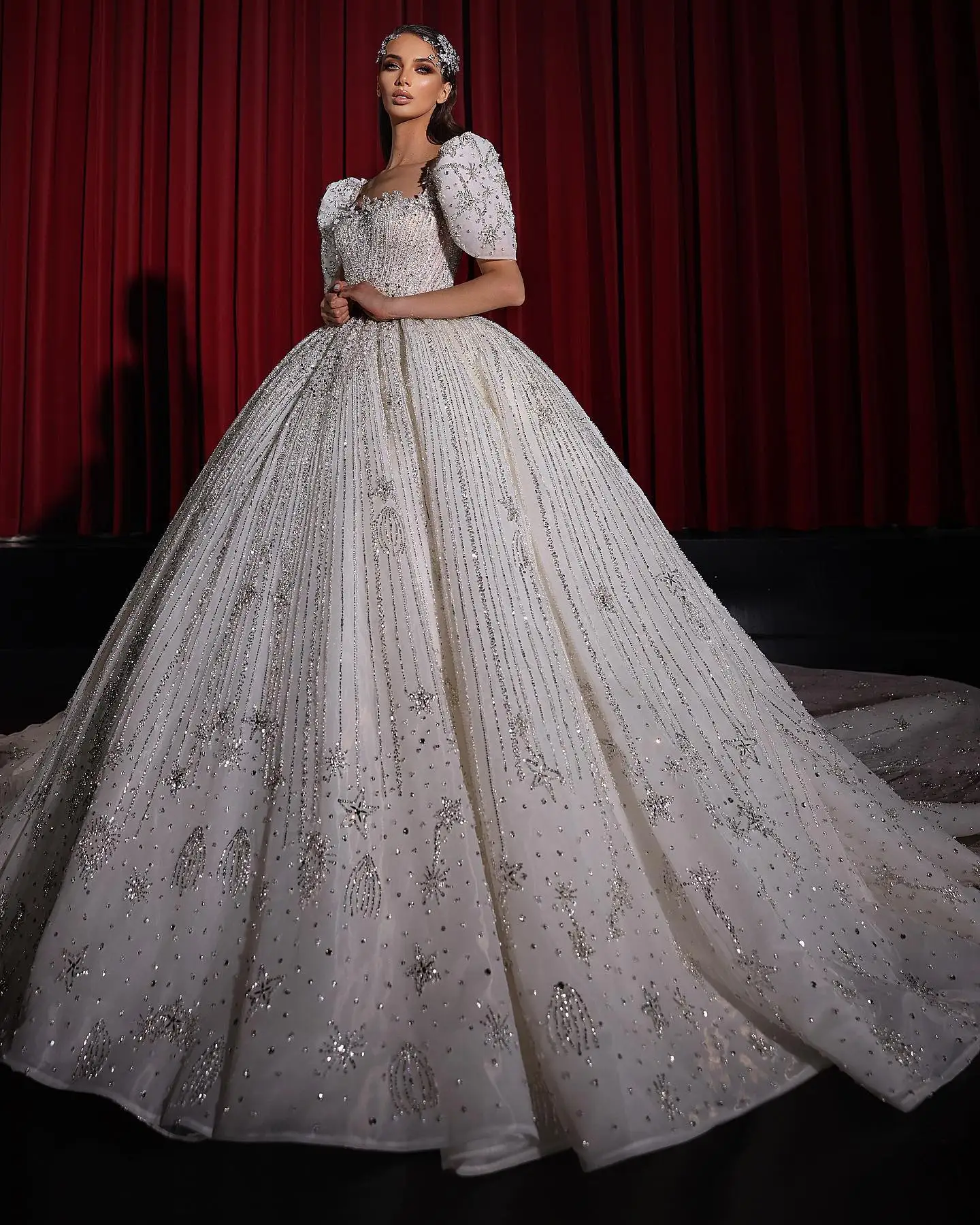 2024 Dubai luxury ball gown bridal gowns puffy short sleeves square neckline sparkle silver lace long train wedding dresses