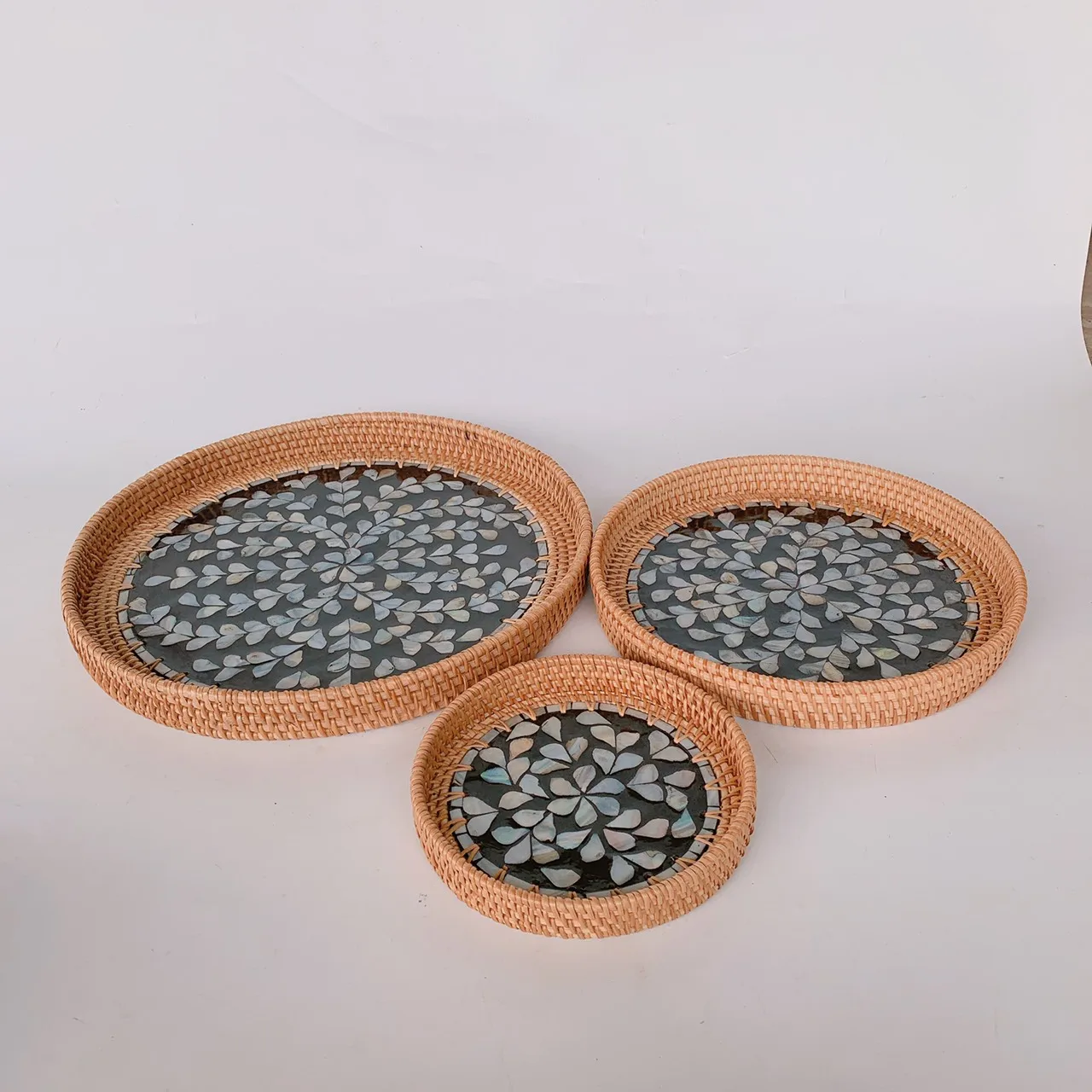 Handwoven Round Organizer Rattan Food Storage Tray customized with Mosaic Good Price Natural from india