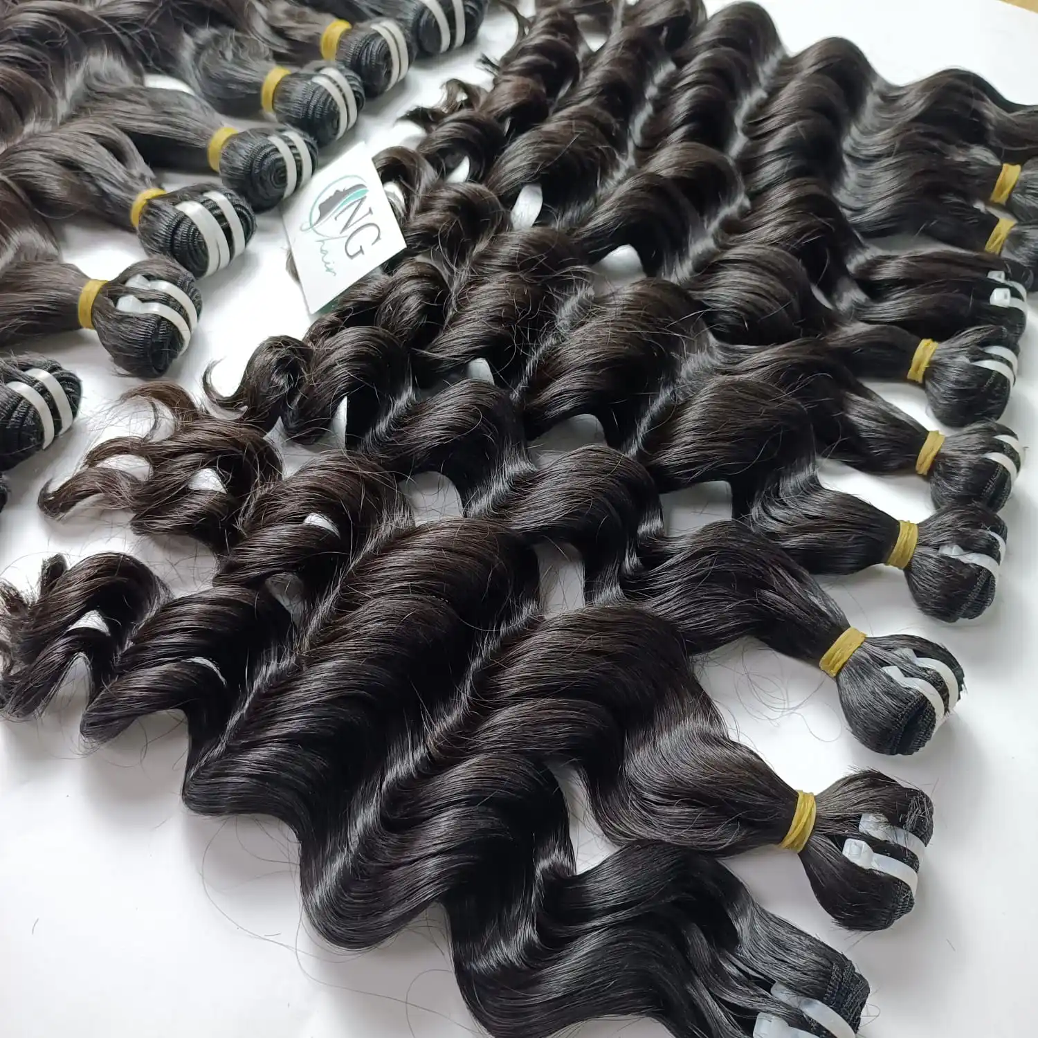 Cuticle aligned Natural Wavy  Weft Hair Double Drawn 100% Vietnamese Human Hair No Shedding No Tangle No Chemicals