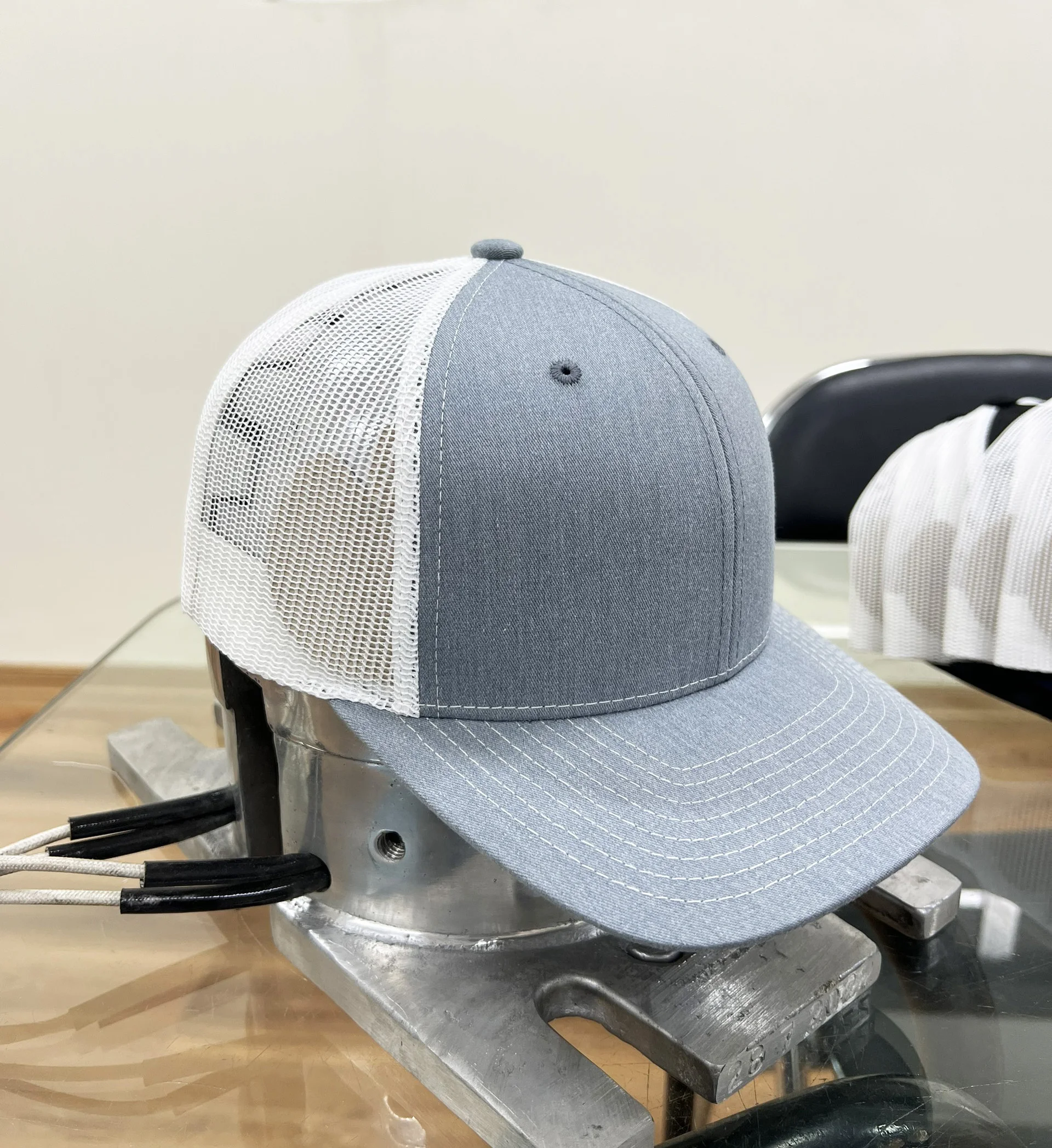 Wholesale Leather Patch Trucker Cap for Man Fashion Sun Visors Summer Spring Trucker Hats OEM Manufacture