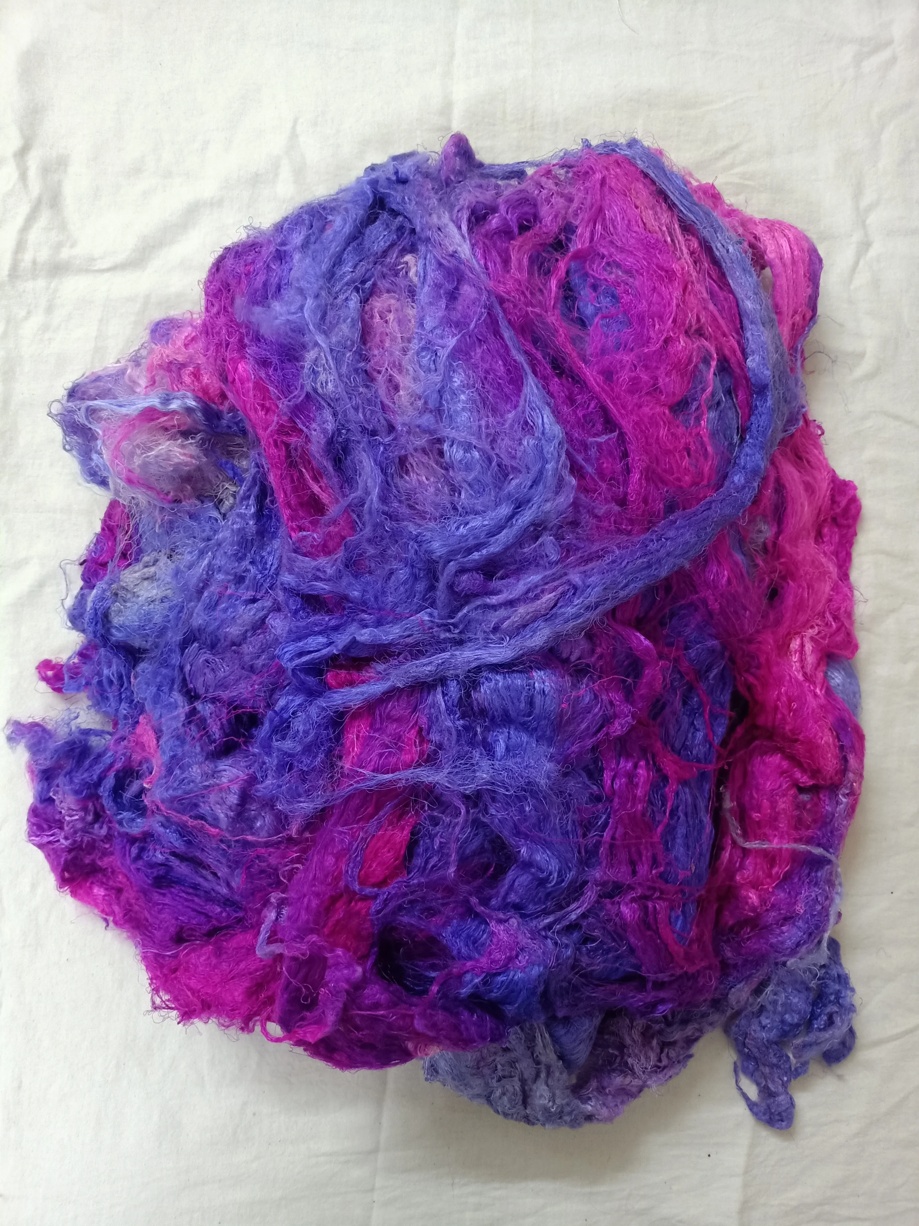 Изготовленные на заказ круги Шелкового волокна окрашенные в оттенки желтого цвета идеально подходят для магазинов пряжи и волокон перепродажи