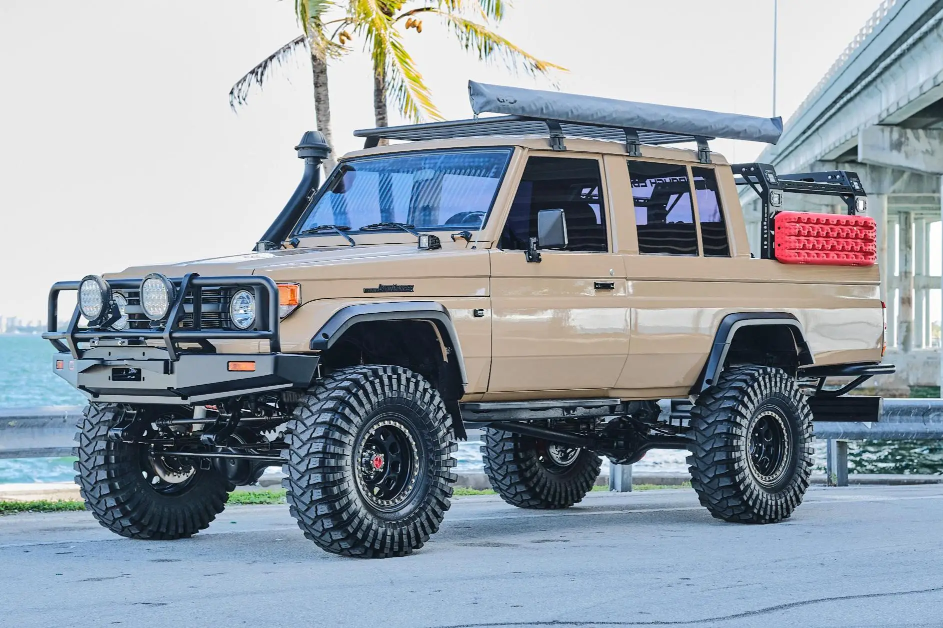 Toy-ota La-nd Cruiser HJ75 пикап