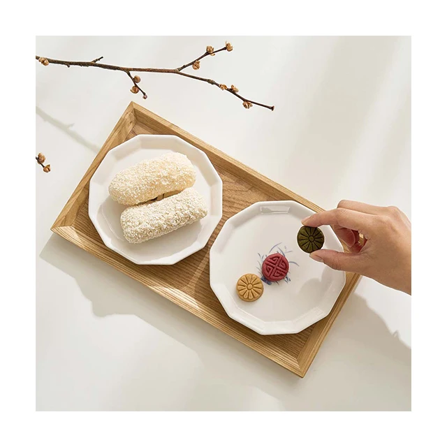 [White porcelain flat bottle with floral design in cobalt blue] Joseon Dynasty white porcelain flat bottle