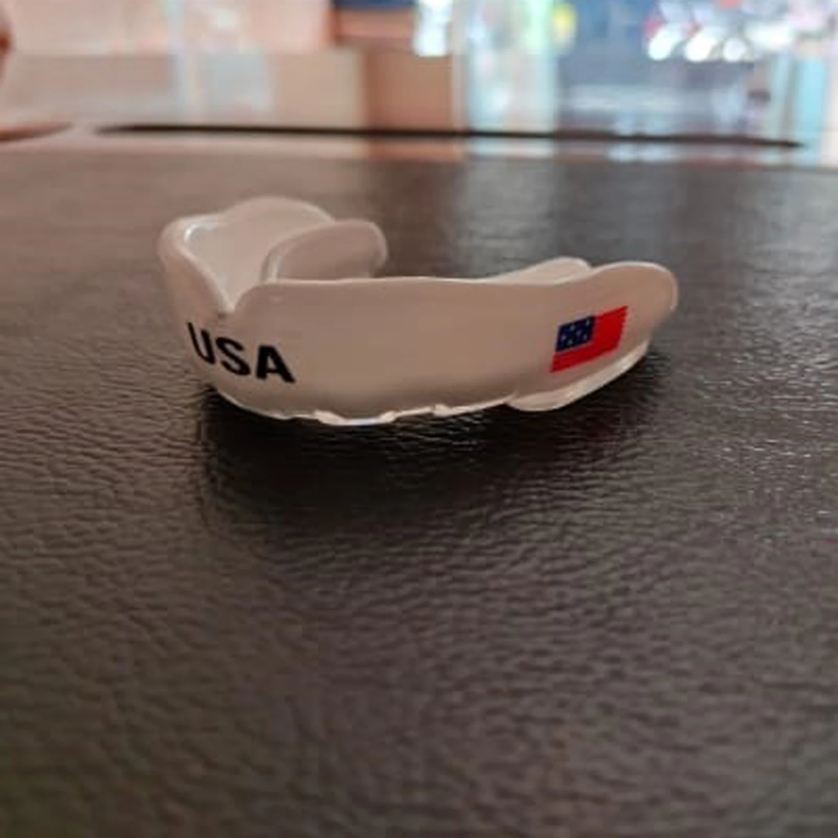 Специально изготовленные детали для защиты зубов с чехлом и логотипом Очень рекомендуем